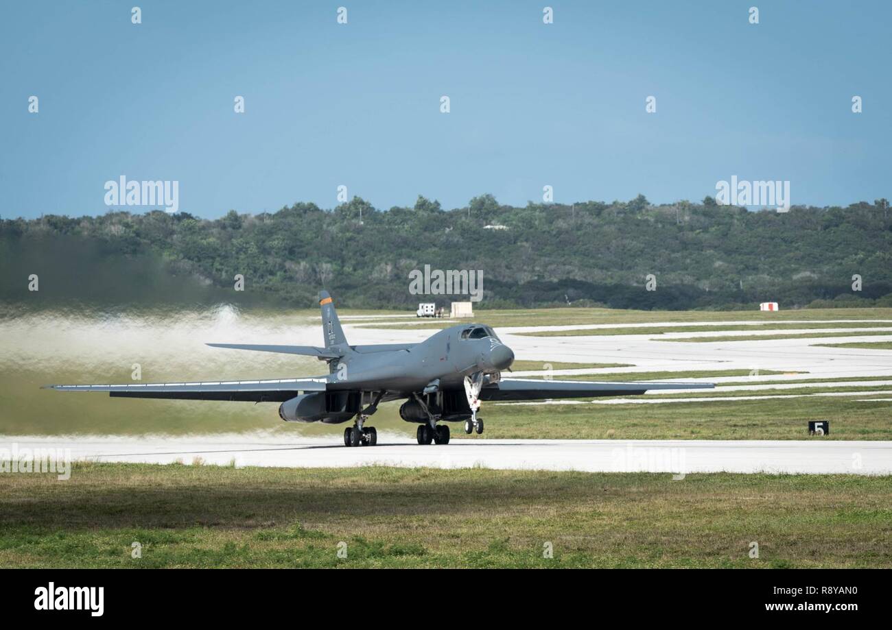 Un U.S. Air Force B-1B Lancer affecté au 9e Escadron expéditionnaire piégée, déployés à partir de Dyess Air Force Base (AFB), Texas, décolle le 10 mars 2017, Andersen AFB, Guam. Le B-1B's sont déployés à Andersen dans le cadre du Commandement du Pacifique des États-Unis (USPACOM) la présence continue des opérations de bombardement. Cette présence démontre déployées à l'avant les États-Unis continuent de la stabilité et la sécurité dans la région du Pacifique-Indo-Asia. Plus important encore, ces rotations de bombardiers fournissent des armées de l'air et du Pacifique un commandants USPACOM de dissuasion élargie. Banque D'Images