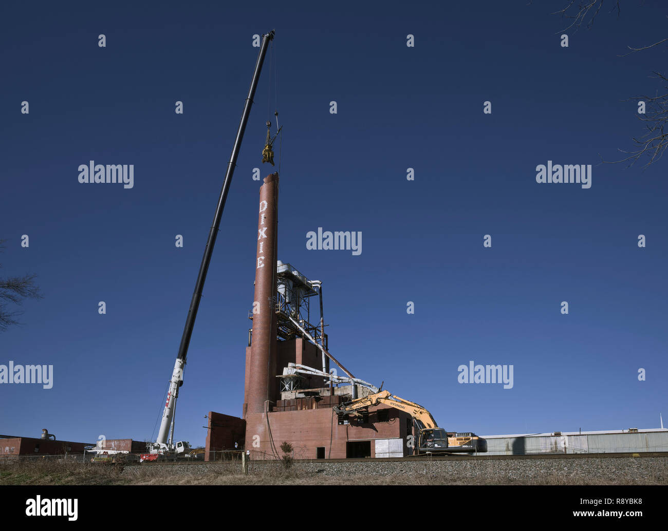 Démolition Cheminée Dixie. Lexington, Caroline du Nord. Lexington Accueil Marques n° 1 de l'usine d'être domolished pile de fumée après incendie a détruit la prospérité une fois ma Banque D'Images