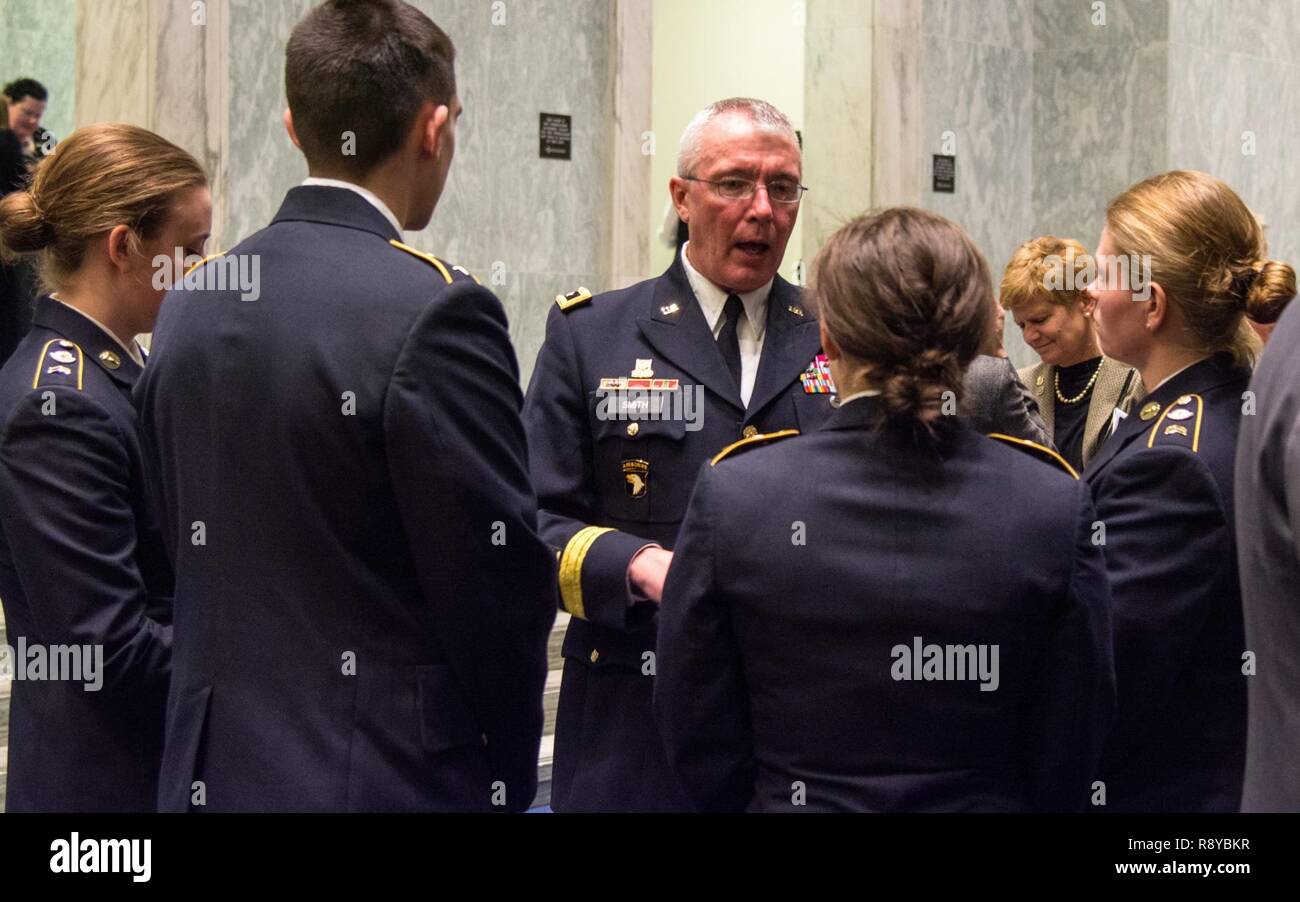 (Centre) Sous-chef de la réserve de l'armée, le général Michael R. Smith parle avec l'Université de Georgetown Corps de formation des officiers de réserve de l'armée américaine cadets au Women's Foundation cérémonie d'intronisation au Temple de la renommée dans la région de Washington, D.C., le 8 mars 2017. Banque D'Images