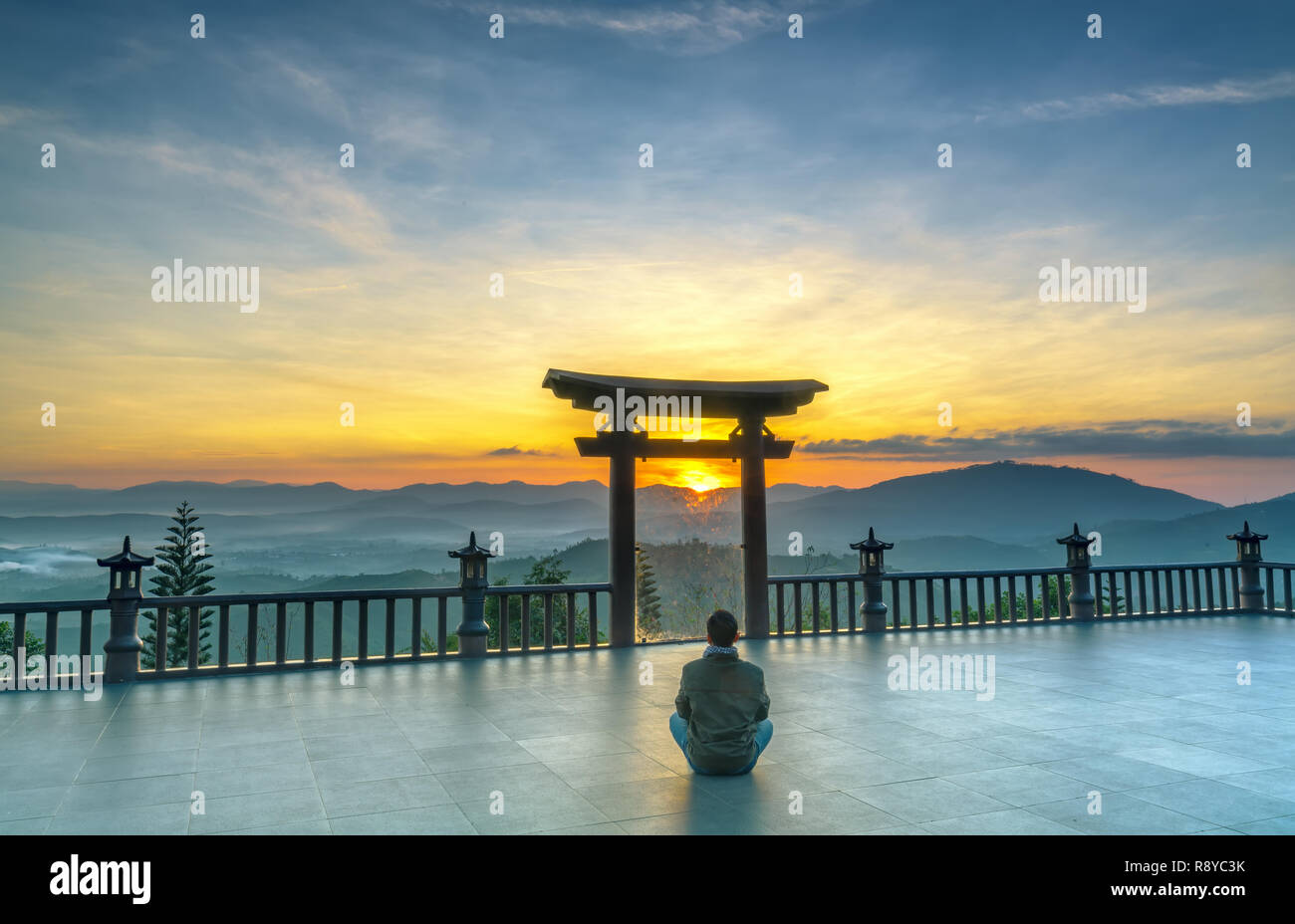 L'homme méditant devant temple comme un moyen de se détendre dans l'âme  spirituelle de la paix dépôts où Bouddha porte au matin Photo Stock - Alamy