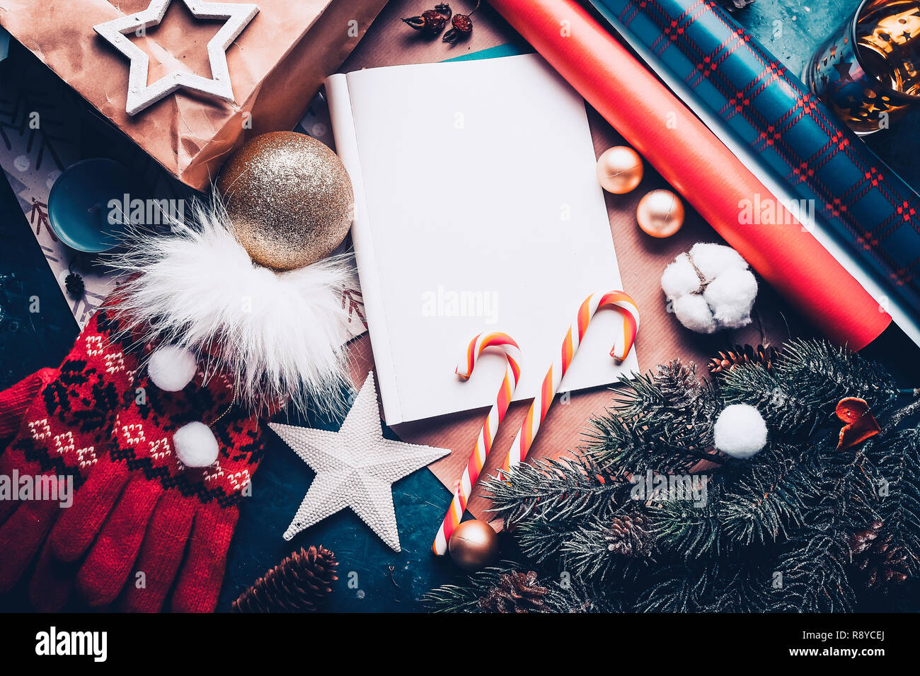 Une lettre au Père Noël, les décorations de Noël et de caramel. Vue de dessus Banque D'Images