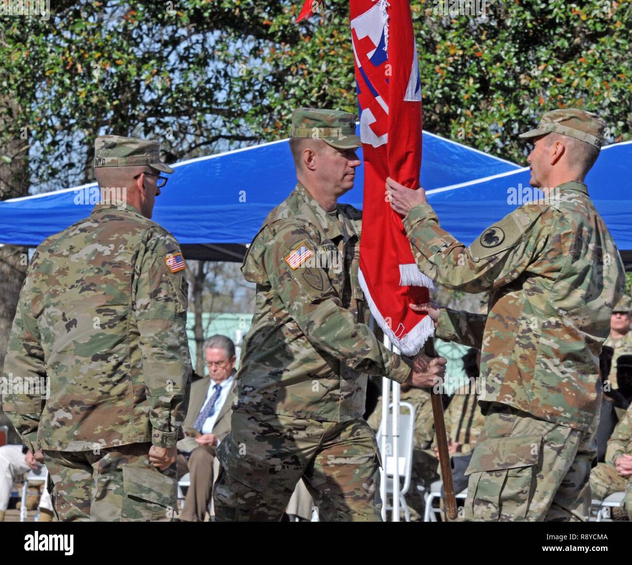 Le général de réserve de l'armée américaine Tracy A Thompson, le commandant sortant, présente le Major-général David J. Conboy, commandant général adjoint (Opérations), l'United States Army Reserve Command, la 412e commande Ingénieur Théâtre (TEC) couleurs comme commande Sgt. Le major Michael Boyd, 411e Brigade du génie, montres représentant une renonciation à une commande à l'administration centrale TEC à Vicksburg, Mississippi, le 4 mars 2017. Banque D'Images