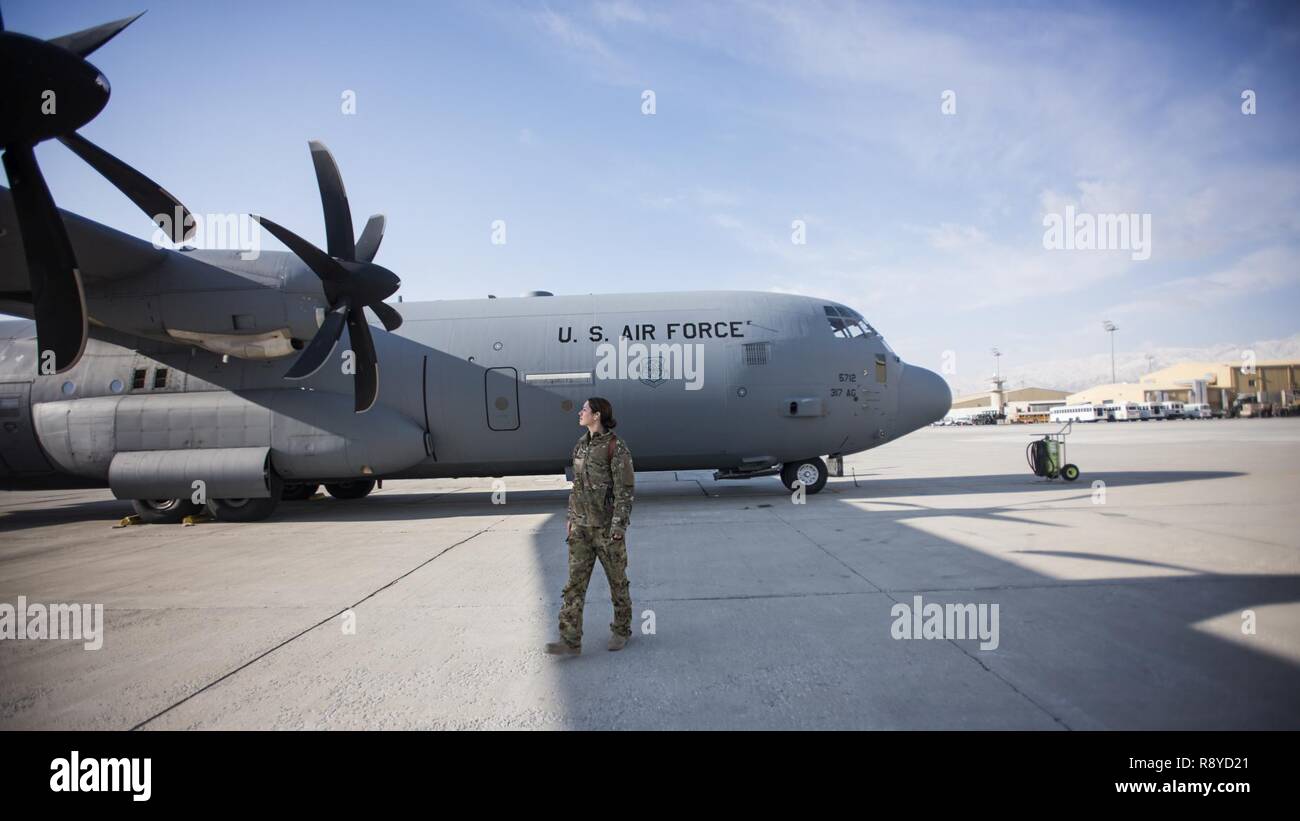 Le Capitaine Amanda Montague, 774e Escadron de transport aérien expéditionnaire C-130J Hercules, le pilote effectue une marche avant le vol vers Mars 8, 2017 à l'aérodrome de Bagram, en Afghanistan. Montague sert comme commandant d'aéronef pour son équipage. Banque D'Images