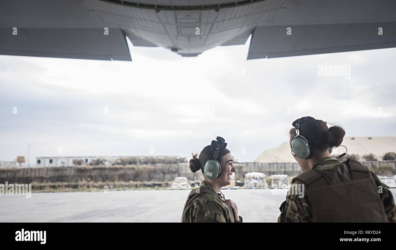 Les Aviateurs Samantha Masten et Dallas Pape, 774e Escadron de transport aérien expéditionnaire d'arrimeurs, rire ensemble lors de l'attente pour le fret 8 mars 2017, à l'Aérodrome de Jalalabad, en Afghanistan. Masten et le pape ont effectué plus de 20 missions ensemble depuis leur arrivée en Afghanistan. Banque D'Images