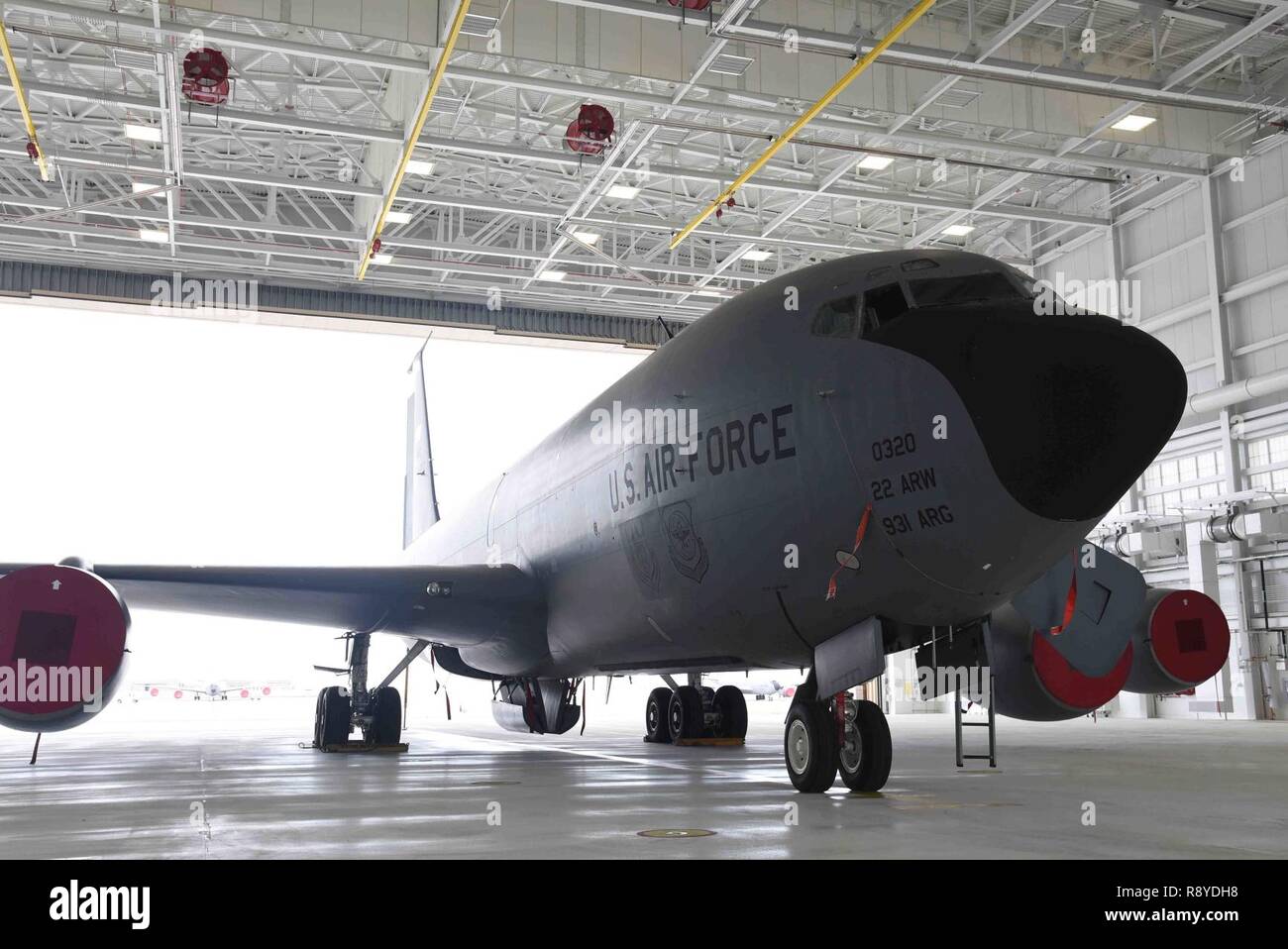 Un KC-135 Stratotanker se trouve dans un KC-46 récemment achevés hangar Pegasus 23 Février, 2017, à McConnell Air Force Base, Kan. La taille du hangar illustre l'augmentation des capacités du KC-46. Il aura une capacité de ravitaillement en carburant, l'amélioration de l'efficacité, et l'augmentation du fret et des capacités d'évacuation aéromédicale. Banque D'Images