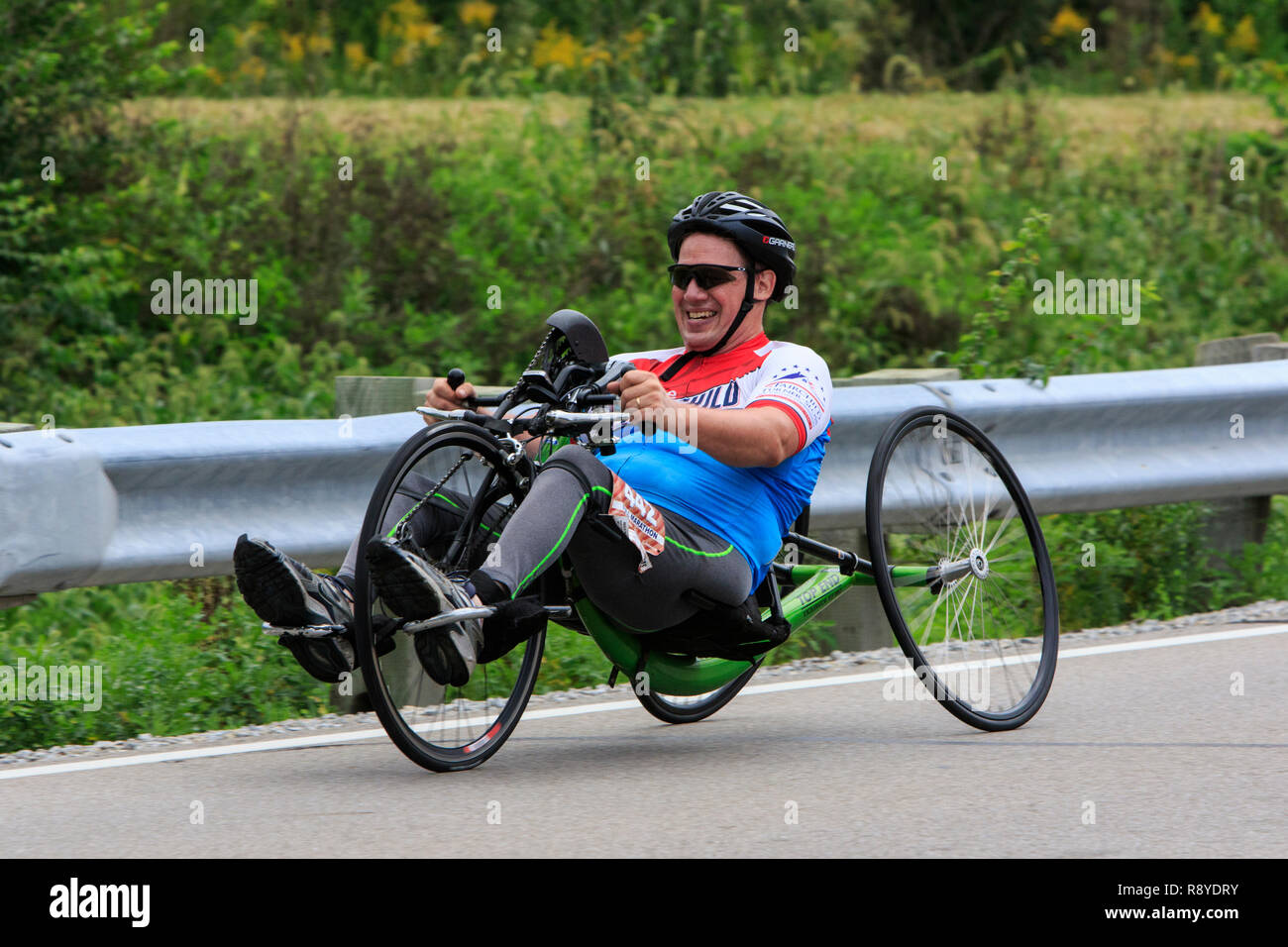 Homme dans un fauteuil roulant fitness 2018 cycle participant au marathon de l'Armée de l'air de Dayton. Banque D'Images