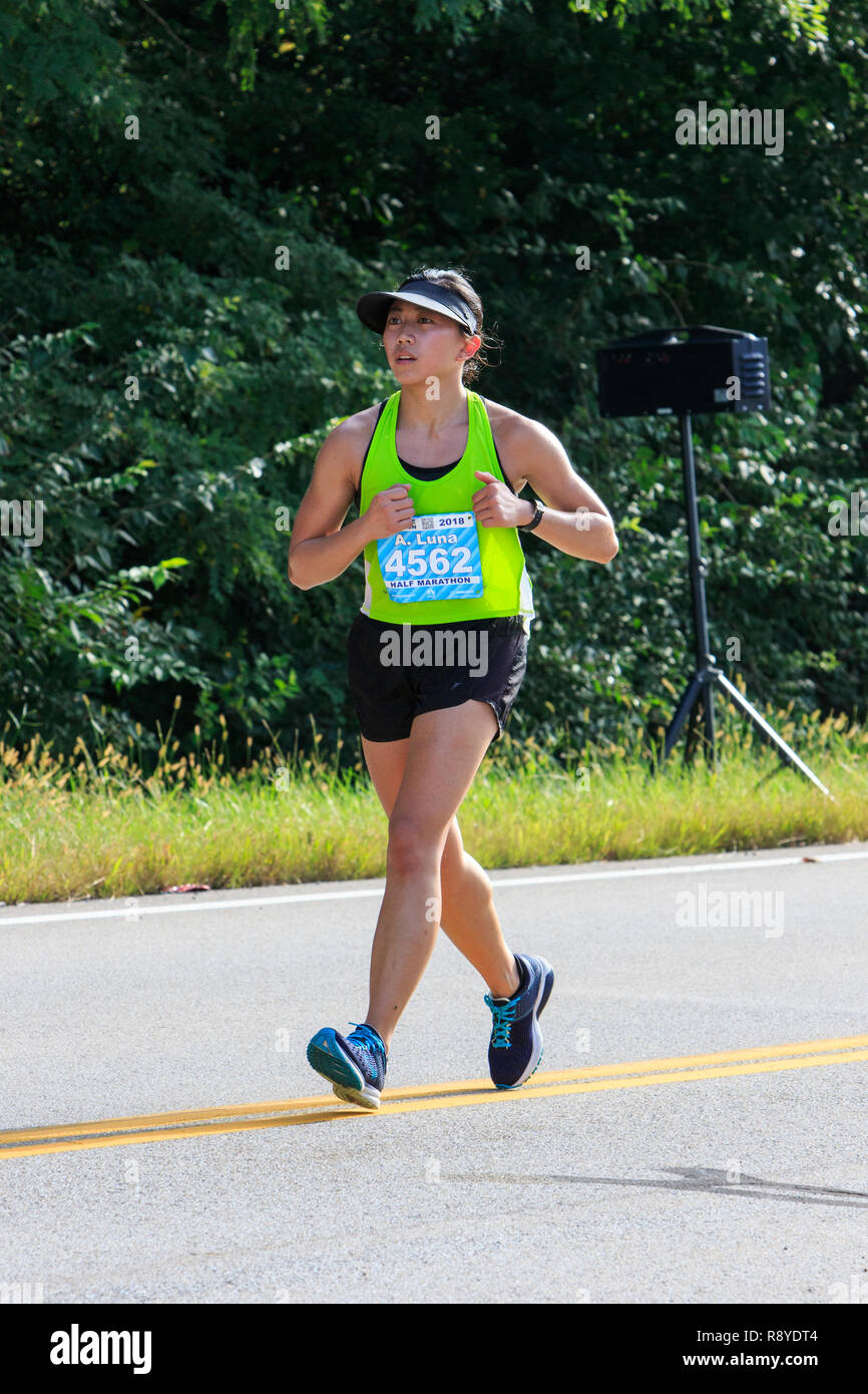 Woman Runner dans le 2018 AirForce Dayton marathons. Banque D'Images