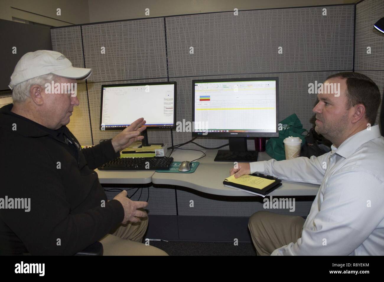 À gauche, Steve Miller, le gestionnaire de sous-ensembles mécaniques a avec 60e Escadron de génie civil à Travis Air Force Base, en Californie, a collaboré avec Samuel 'Jason' Schmitz, maintenance préventive responsable du programme à l'ingénieur civil de l'Armée de l'air Centre, au cours d'un gestionnaire de programme de visite à la base. Les deux ont discuté de la manière d'évaluer et de gérer le cycle de vie de la gestion d'actifs pour l'Armée de l'air. En procédant à cette évaluation, les ressources sont utilisées au bon moment avec la bonne fréquence pour le droit des biens. Banque D'Images