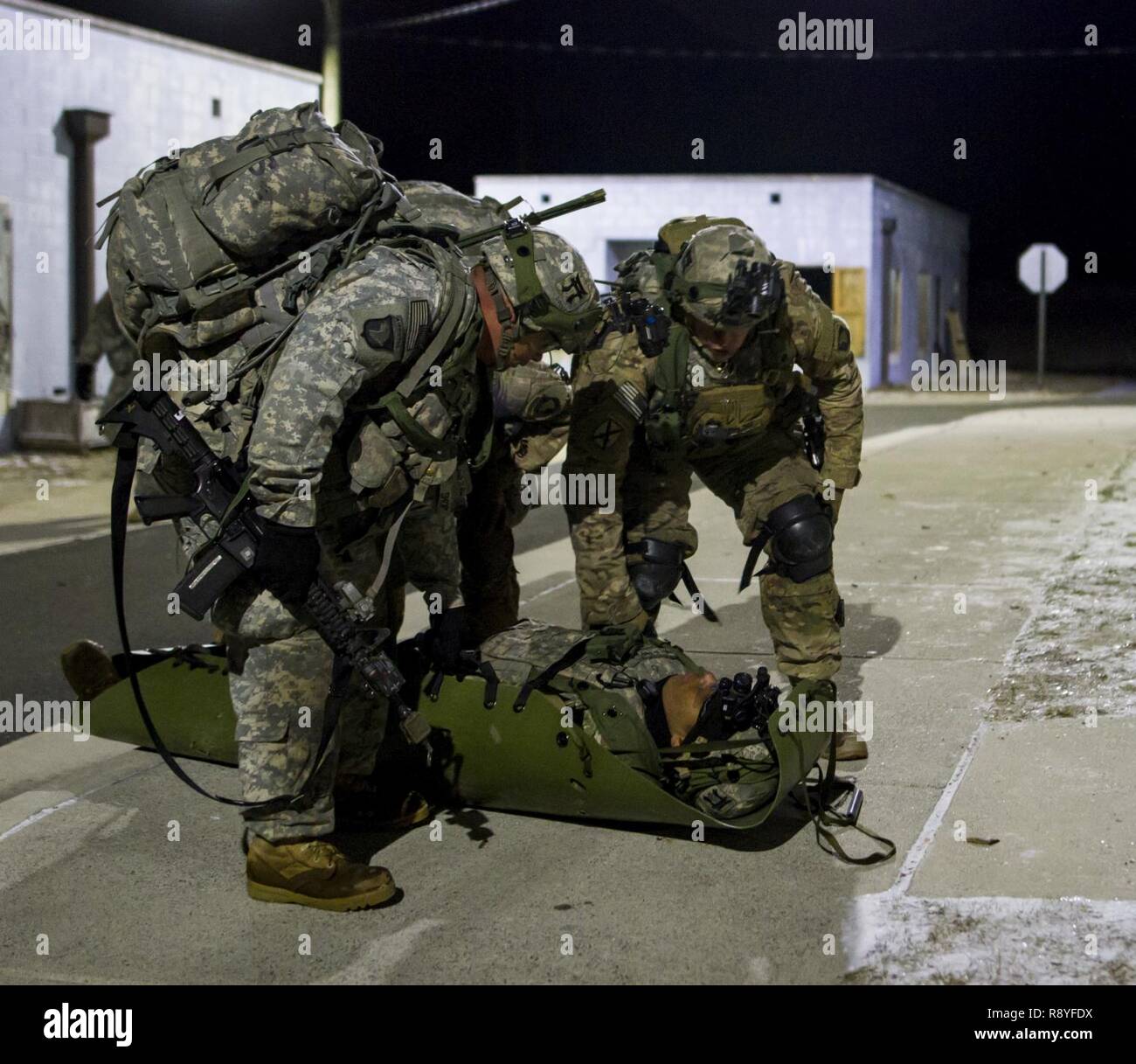 Les soldats de l'Armée américaine affecté à la 101st Airborne Division (Air Assault) effectuer un raid nocturne à un site de formation à l'extérieur du joint Base McGuire-Dix-Lakehurst, N.J., le 16 mars 2017, dans le cadre de l'exercice guerrier 78-17-01, qui vise à évaluer les capacités de combat des unités. Les soldats de la réserve de l'armée affectés à la 363e Compagnie de Police militaire a servi de la force de l'opposition pour faciliter l'entreprise, 2e Bataillon, 506e Régiment d'infanterie, 101ème Division aéroportée au cours de l'exercice. Environ 60 unités de l'armée américaine, Armée des États-Unis, U.S. Air Force, et les Forces armées canadiennes sont participati Banque D'Images