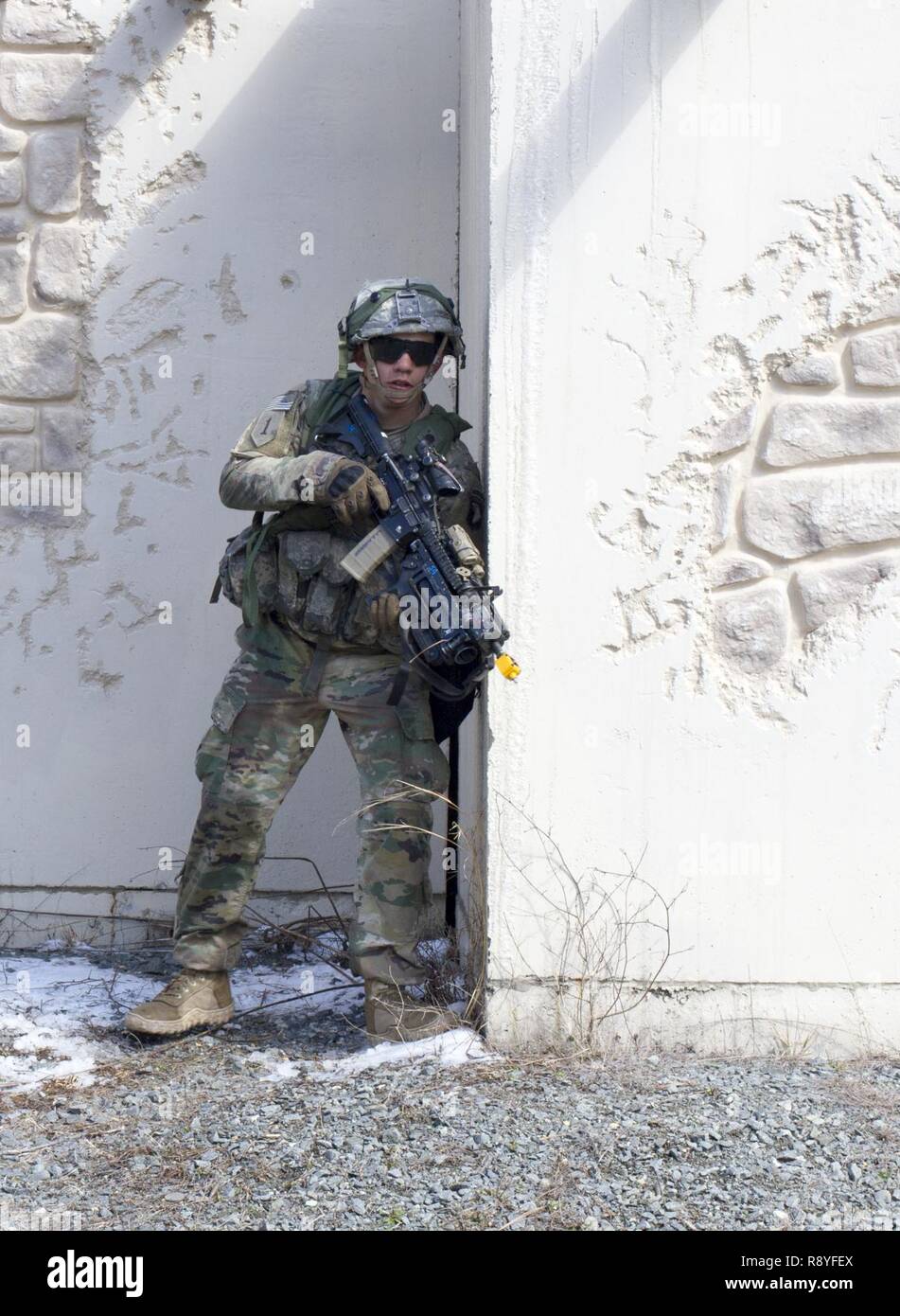 Un soldat de l'Alpha Co, 2e Bataillon, 506e Régiment d'infanterie 'White Currahee, 3e des BCT, 101st Airborne Division (Air Assault), assure la sécurité lors d'un raid à la hâte sur un faux village 16 Mars, 2017 de Joint Base McGuire-Dix-Lakehurst, New Jersey), au cours de l'exercice guerrier 78-17-01. WAREX 78-17-01 est une formation collective à grande échelle exercice conçu pour l'immerger dans un environnement tactique des unités, construire le plus capable, aptes au combat et les forces meurtrières de l'histoire. Banque D'Images