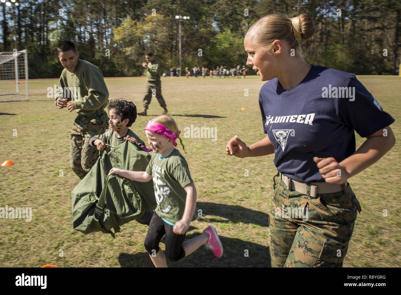 Marines guider à travers un test de conditionnement physique de Combat modifié au cours de Mini-marines à bord de Marine Corps Air Station, le 11 mars. Le Marine Corps Community Services événement est organisé pour les familles et les enfants pour leur montrer ce que leurs parents font au travail. Les marines sont stationnés à bord MCAS Beaufort. Banque D'Images