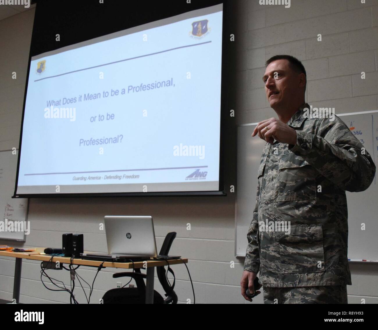 Bethany Beach, Del- Le Colonel Troy Pou, commandant, 166e groupe de soutien de la mission, parle de 166 sergents technique Airlift Wing à diriger par l'exemple et de professionnalisme sur le 6 mars 2017. Les membres de la 166e Escadre de transport aérien, de l'E-6, a assisté à la Delaware Air National Guard TSgt Colloque organisé à partir de mars 6-7 2017 à la plage de Bethany Site de formation. Le colloque a porté sur la progression de carrière, concepts de leadership et de professionnalisme. Le colonel David Walker, adjudant général adjoint - Air, Washington National Guard ; Dang le leadership, y compris, le Colonel Robert Culcasi, commandant de la 166e Airlift Wing, chef Banque D'Images