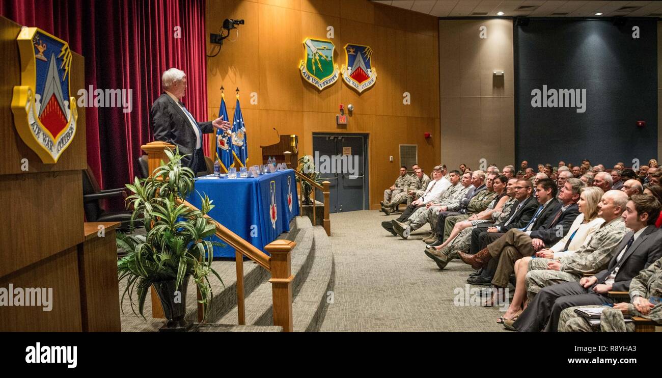 Maxwell AFB, AL - l'Honorable Newt Gingrich 50e Président de la Chambre des représentants des États-Unis mène une discussion de groupe de recherche au sein d'Air War College 16 mars 2017. Le groupe consultatif a discuté de la recherche spatiale et du développement ainsi que d'autres développements technologiques. Le président Gingrich's visite à l'Université de l'air est de générer des communications de l'Université de l'air pour les étudiants et les professeurs à apprendre de ses expériences à Washington D.C. et pour lui d'apprendre à propos de AU, recherche pour la Air Force Space initiatives. Banque D'Images