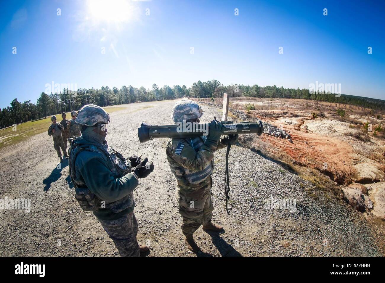 Une gamme coffre insère un cycle de formation sur une pratique M136 AT4 Rocket Launcher. Les soldats du 122e Bataillon de soutien à l'Aviation, 82e Brigade d'aviation de combat sont évalués sur leurs compétences avec le système d'armes à Fort Bragg, Caroline du Nord, le 17 mars. Banque D'Images
