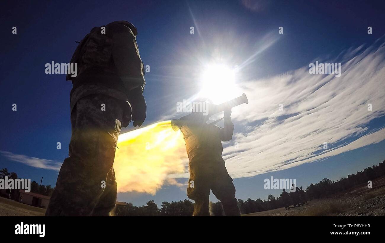 Un soldat du 122e Bataillon de soutien à l'Aviation, 82e Brigade d'aviation de combat l'arrière accolades blast à partir d'un M136 AT4 Rocket Launcher pendant un exercice de tir réel à Fort Bragg, Caroline du Nord, le 17 mars. Banque D'Images