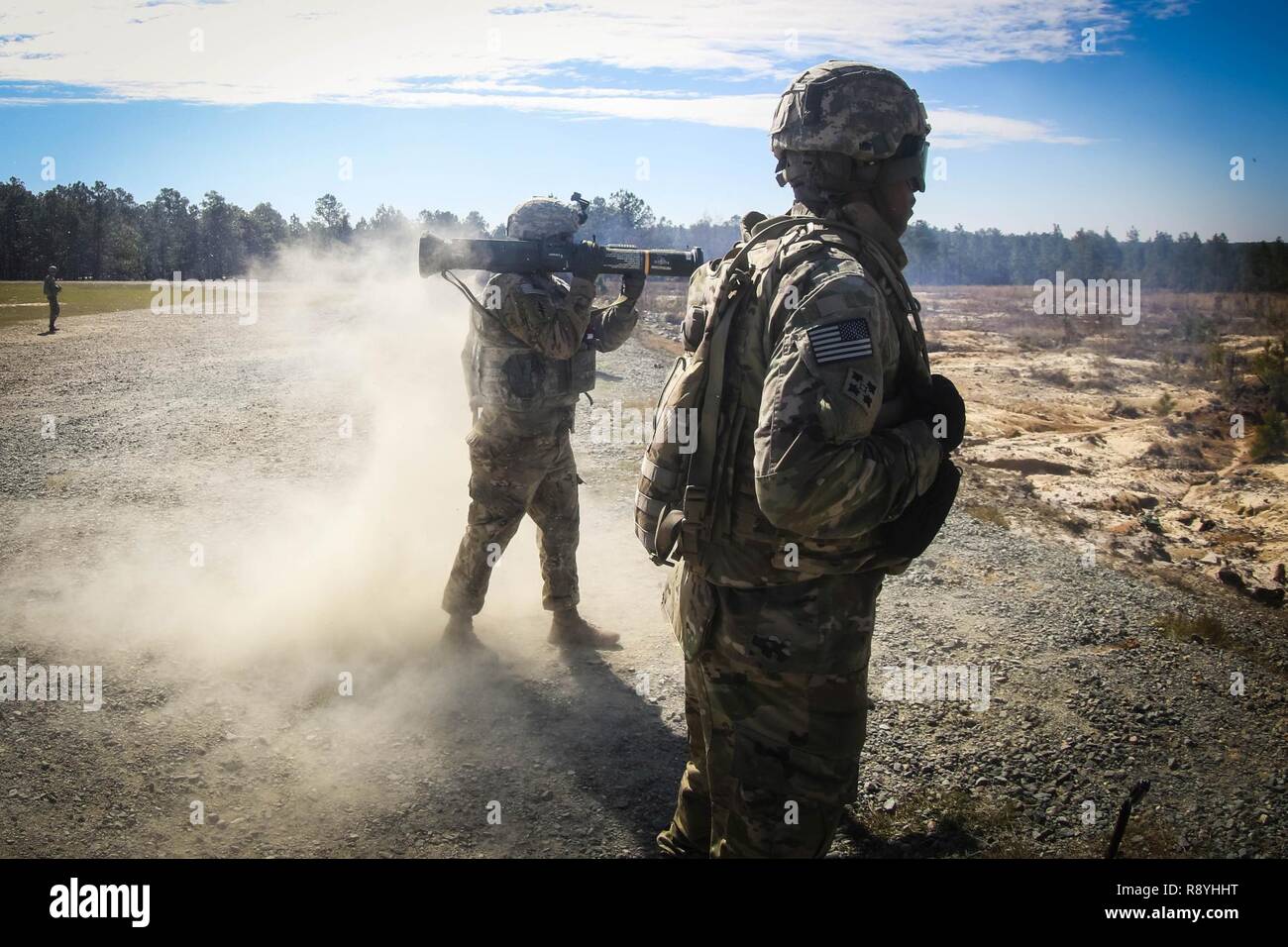 Expulse de fumée à l'arrière d'un M136 AT4 Rocket Launcher après avoir été tiré lors d'un exercice d'entraînement par un soldat avec 122e Bataillon de soutien à l'Aviation, 82e Brigade d'aviation de combat à Fort Bragg, Caroline du Nord, le 17 mars. Banque D'Images