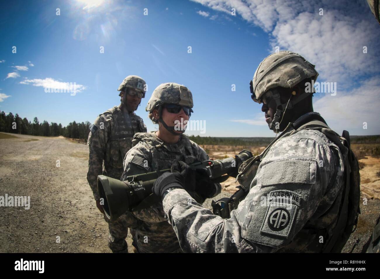 La CPS. Avec Eschete, 122e Bataillon de soutien à l'Aviation, 82e Brigade d'aviation de combat, prend la forme d'instructions d'un agent de sécurité avant de lancer un M136 AT4 Rocket Launcher pendant un exercice mené par le bataillon à Fort Bragg, Caroline du Nord, le 17 mars. Banque D'Images
