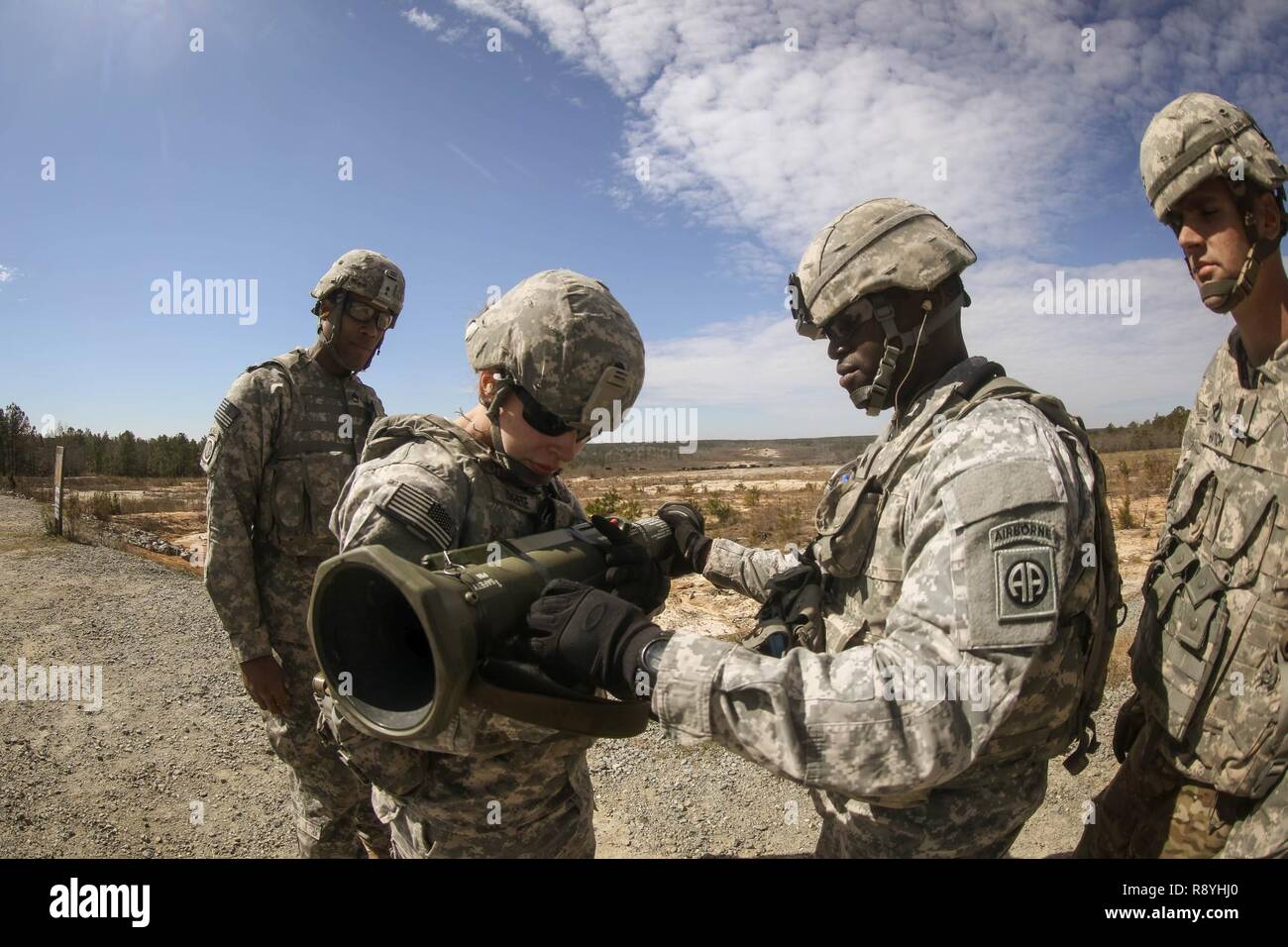 La CPS. Eschete avec 122e Bataillon de soutien à l'Aviation, 82e Brigade d'aviation de combat, les berceaux un M136 AT4 lance-roquettes avant le tir à4 pendant un exercice mené par le bataillon à Fort Bragg, Caroline du Nord, le 17 mars. Banque D'Images