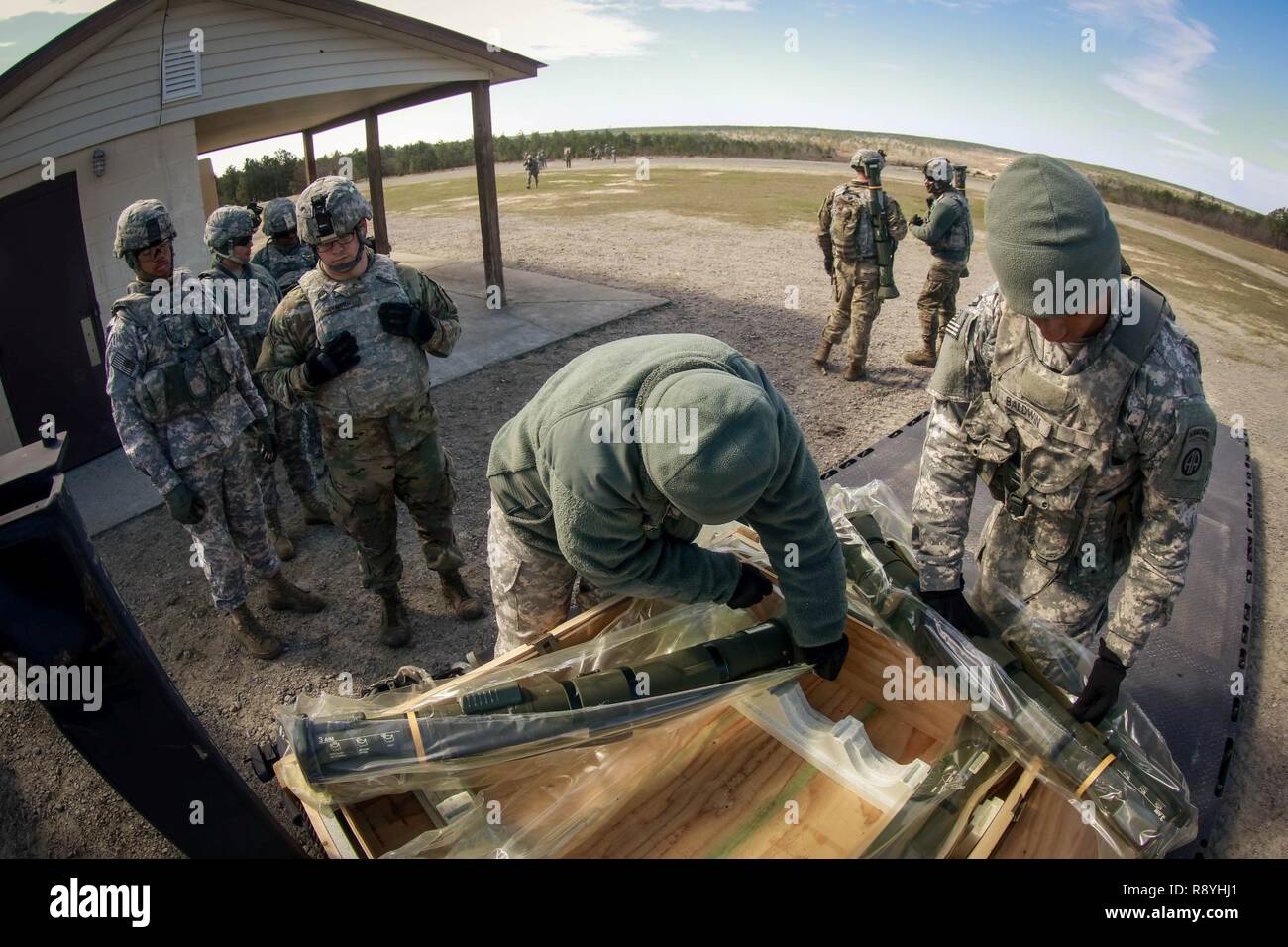 Déballez les spécialistes des munitions M136 AT4 lance-roquettes avant qu'un exercice de tir réel à Fort Bragg, Caroline du Nord, le 17 mars. Banque D'Images