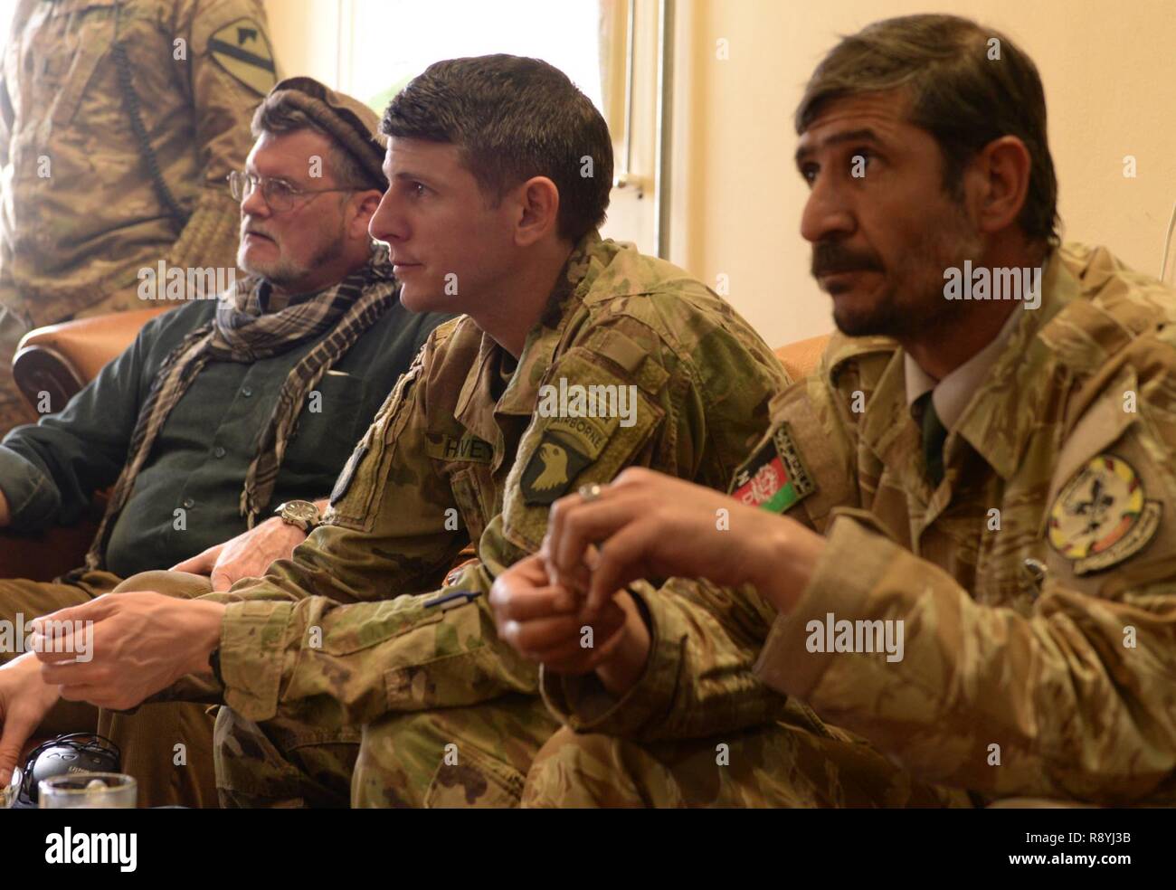 Le Major de l'ARMÉE AMÉRICAINE Michael Havey, Groupe de travail Forge J3 Opérations, assiste à un chef de mission près de l'aérodrome de Bost dans la province de Helmand, Afghanistan, le 12 mars 2017. Groupe de travail Forge est un train, d'aider et de conseiller principal de l'unité qui conseille le 215e de l'Armée nationale afghane et la Police nationale afghane Corps 505ème zone. (L'OTAN Banque D'Images