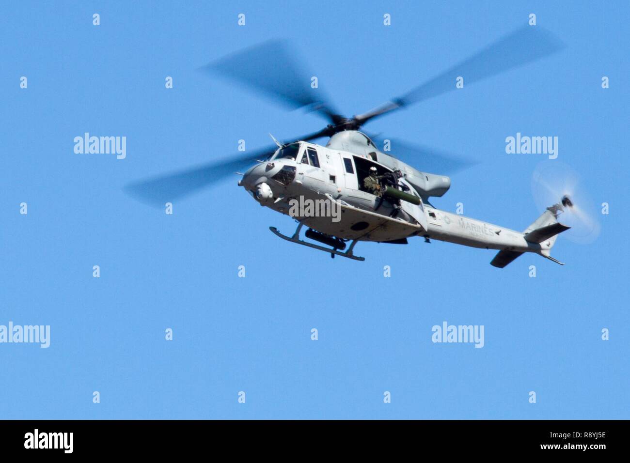 Un hélicoptère UH-1Y Venom fournit l'appui aérien rapproché au cours de l'exercice guerrier 78-17-01 le 17 mars, 2017 at Joint Base McGuire-Dix-Lakehurst. Contrôles d'incendie affectés au siège de spécialiste et le Siège Batterie, 3e Bataillon, 320e Régiment d'artillerie, avec la direction de la Société A (Société simple), 2e Bataillon, 506e Régiment d'infanterie, a passé la journée avec le New Jersey Air Guard's 227e Escadron d'opérations d'appui aérien, 177e Escadre de chasse et la réserve marine pilotes sont affectés à l'hélicoptère d'attaque léger/Marine 773 Escadron de détachement, B. La formation faisait partie de l'Armée Banque D'Images