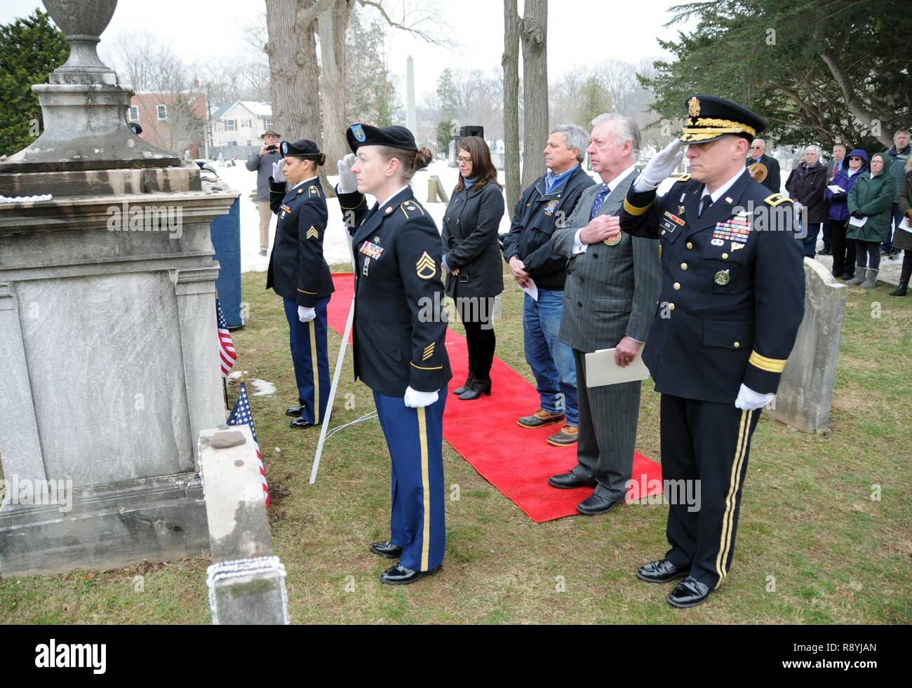 Le général Troy D. Kok, général commandant de l'armée américaine de la Réserve 99e Commandement du soutien régional (à droite), salue pendant la lecture d'entailles à l'élection présidentielle le 18 mars Événement de couronnes pour le Président Grover Cleveland au cimetière de Princeton, New Jersey. Kok a accueilli et pris la parole à l'événement avec le sénateur de l'État du New Jersey Christopher "Kip" Bateman, maire de Princeton Liz Lempert, et M. Robert J. Maguire, aide civile au secrétaire de l'armée pour le New Jersey. Banque D'Images