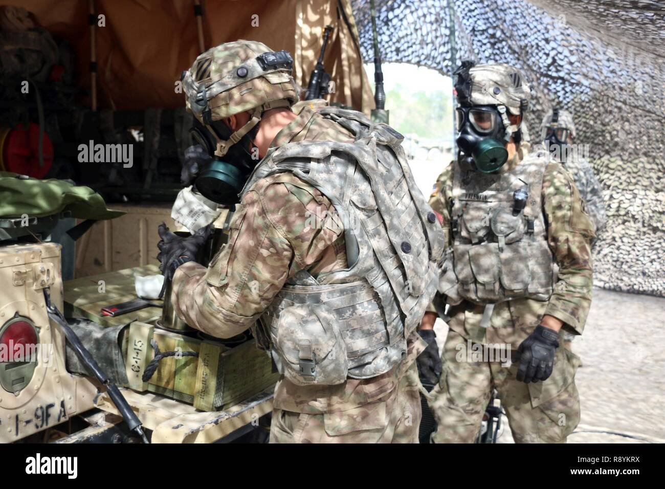 Le Cpl. James Hardrick (à gauche), un artilleur avec Alpha Batterie, 1er Bataillon, 9e Régiment d'artillerie, 3e Division d'infanterie, artillerie, ajoute une charge à un tour d'artillerie, 10 mars 2017 au cours d'artillerie bataillon tables à Fort Stewart, Ga. 1-9FA soutient directement l'équipe de combat de la 2e Brigade d'infanterie, 3ème Division d'infanterie en fournissant les feux d'artillerie pour les unités au sol. Banque D'Images