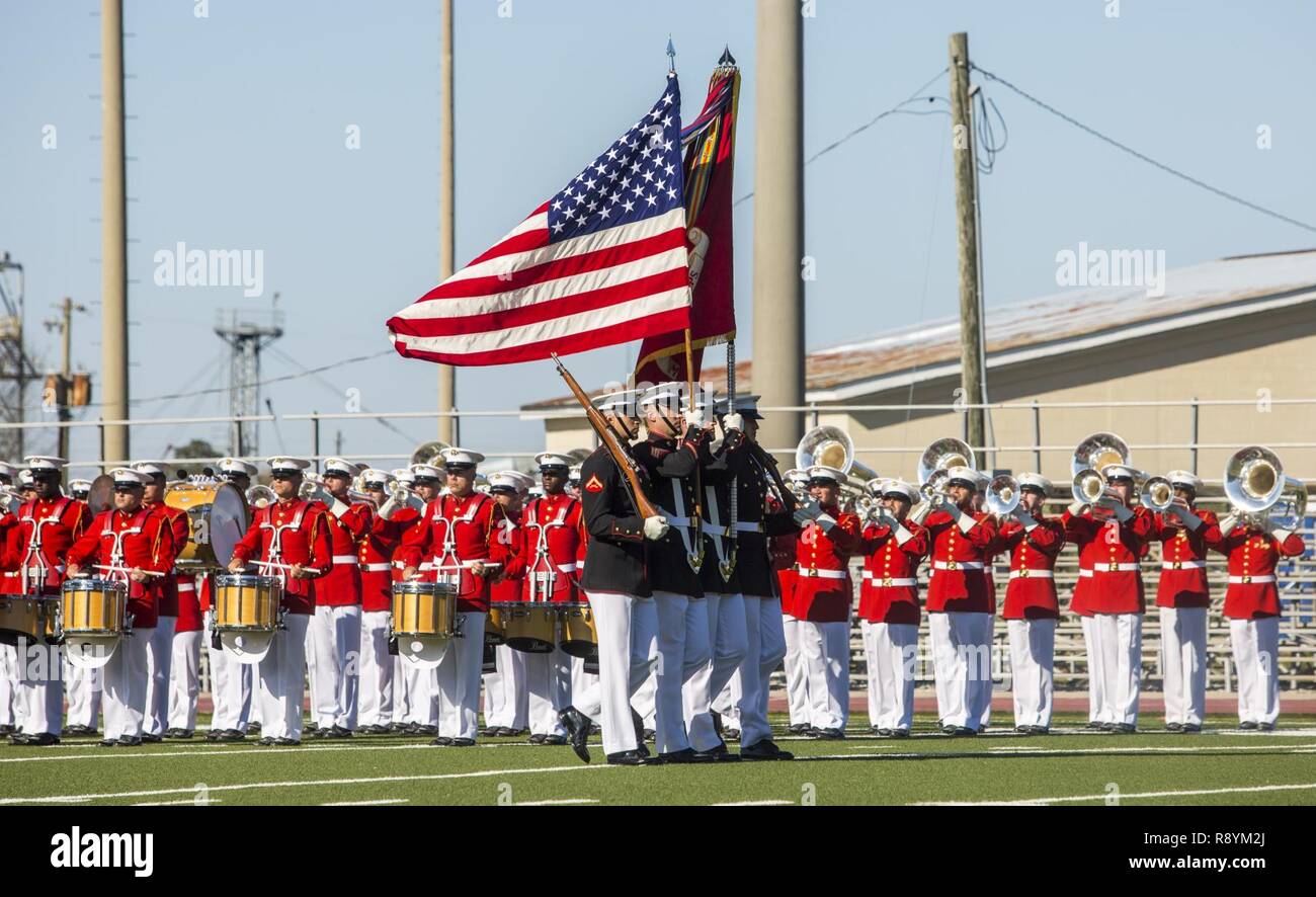 Le Corps des Marines américains Color Guard, Marine Barracks Washington, D.C., mars sur la bataille des couleurs du Marine Corps au cours d'une bataille Drapeau, Liversedge, Camp Lejeune, N.C., 17 mars 2017. La cérémonie le corps de tambours et clairons, silencieuse de l'et le Marine Corps. Banque D'Images