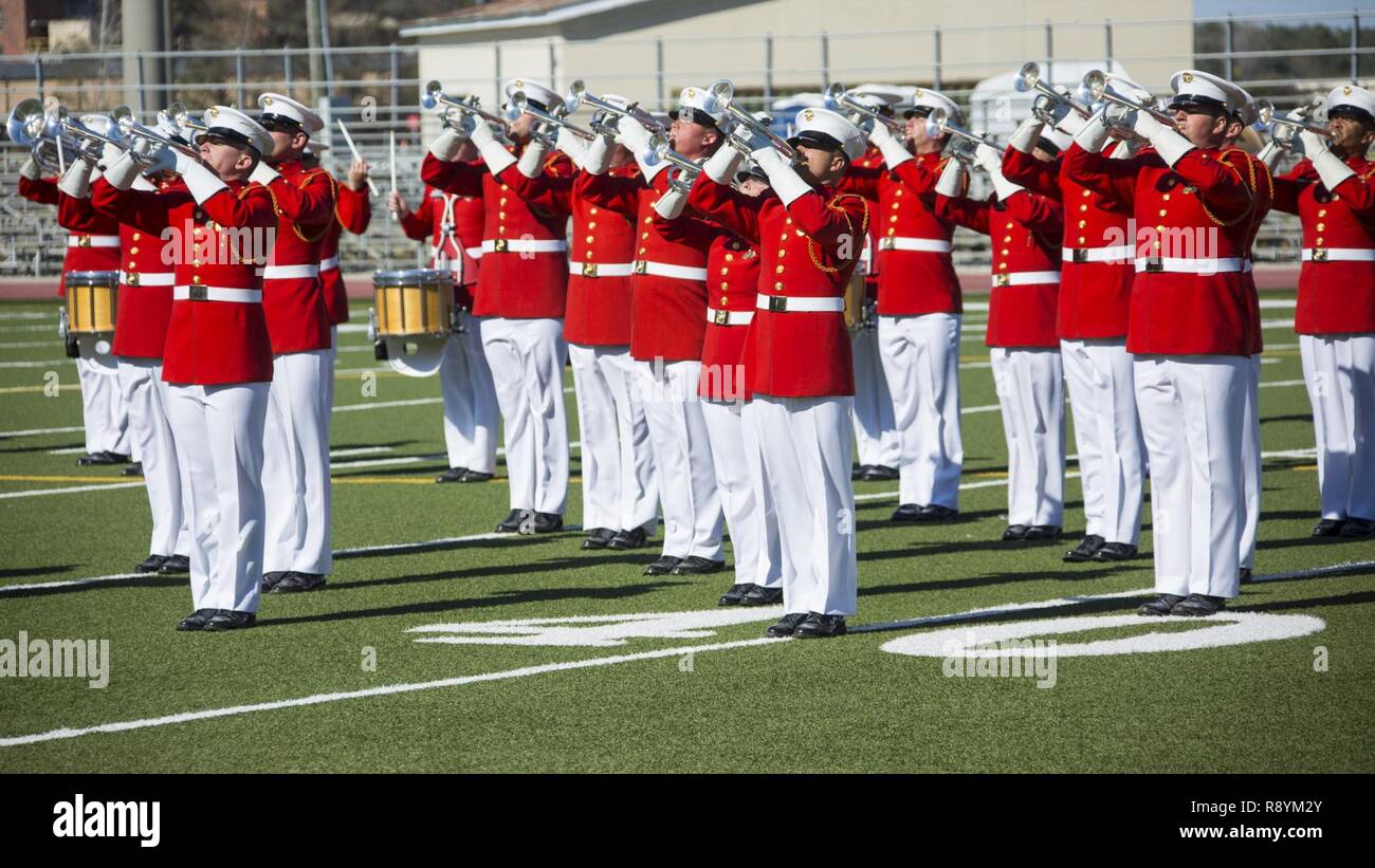 Le U.S. Marine Corps de tambours et clairons, Marine Barracks Washington, D.C., effectuer au cours d'une bataille Drapeau, Liversedge, Camp Lejeune, N.C., 17 mars 2017. La cérémonie le corps de tambours et clairons, silencieuse de l'et le Marine Corps. Banque D'Images