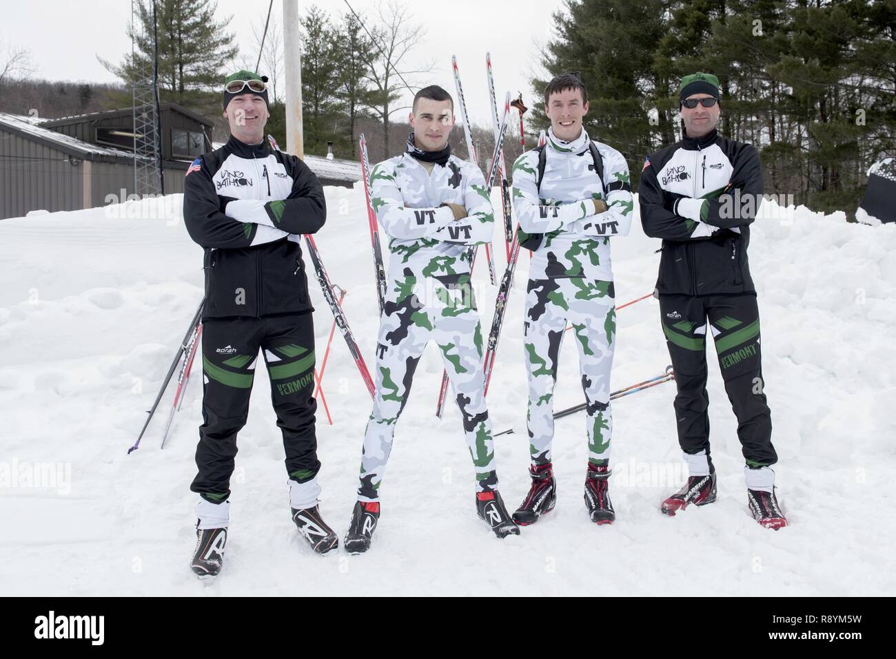 De gauche, le sergent de l'armée américaine. 1re classe Jesse Downs, SPC. Troy la colère, la CPS. Josh Mac Dougal et 1er Sgt. Daniel Westover, tous les membres de l'équipe de biathlon de la Garde nationale du Vermont, posent pour une photo de groupe après avoir terminé la course de patrouille au camp d'Ethan Allen Site de formation, Jericho, Vermont, le 9 mars 2017. Plus de 120 athlètes de 23 pays différents ont participé au 2017, chef du Bureau de la Garde nationale aux championnats du 5 au 9 mars. Banque D'Images