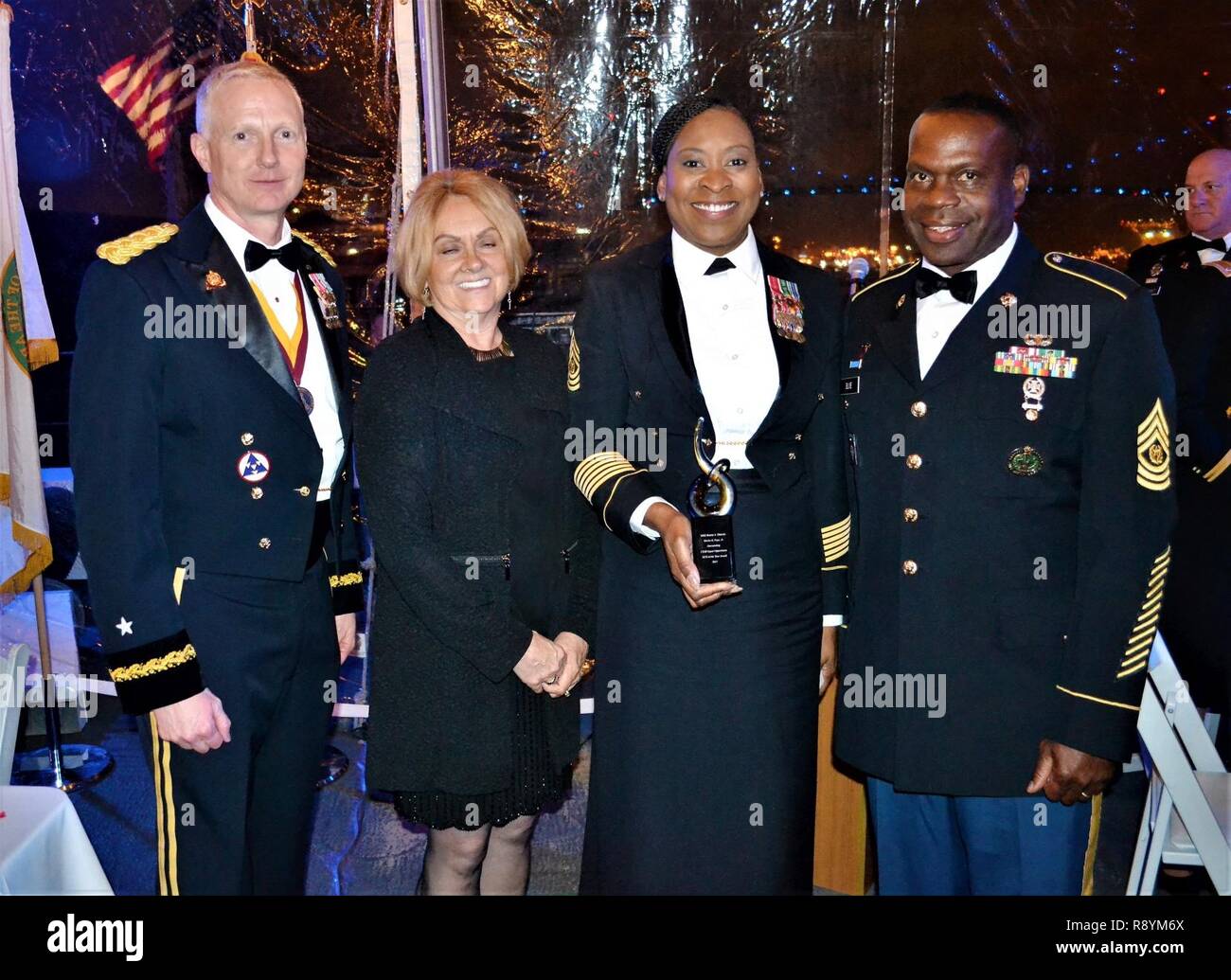 Le brigadier-général David Elwell, 311e Commandement de soutien expéditionnaire général commandant, Patricia Pape, commande le Sgt. Le major Renita Duncan, ancien 311e ESC Conseiller l'égalité des chances et gagnant du Merlin G. Pope Jr., Prix et commande le Sgt. Le major Grady Bleu, 311e ESC de sergent-major de commandement, ont assisté à un dîner à l'extérieur sur l'United States Ship Iowa (BB-61), le dernier navire de tête d'une catégorie d'United States cuirassés, le 4 mars, au Port de Los Angeles à San Pedro. Banque D'Images