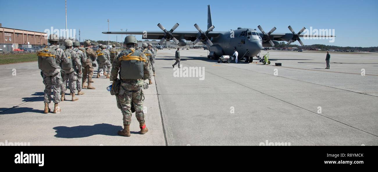 Les soldats de l'armée américaine de la 310e compagnie d'opérations psychologiques, 15e Bataillon d'opérations psychologiques, préparez-vous à bord d'un C-130 Hercules pour un saut sur Dobbins Air Reserve Base, Géorgie, le 3 mars 2017. Les parachutistes sautent pour remplir les obligations tout en renforçant la confiance et l'expérience, en restant capable de mission. Banque D'Images