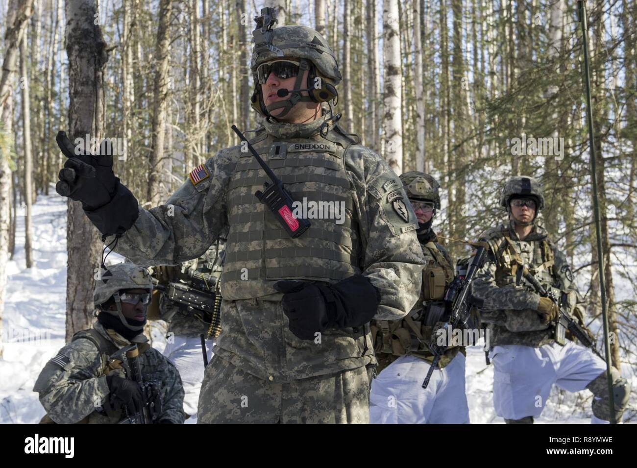 La 1ère Armée Le lieutenant Matthew Sneddon, originaire de Fayetteville, N.C., affecté au 1er bataillon du 501ème Parachute Infantry Regiment d'infanterie, 4e Brigade Combat Team (Airborne), 25e Division d'infanterie de l'armée américaine, l'Alaska, donne une brève de sécurité du champ de tir avant de faire des exercices de tir réel au peloton d'infanterie Battle Course sur Joint Base Elmendorf-Richardson, Alaska, le 17 mars 2017. L'exercice aiguisé les parachutistes de l'infanterie des compétences telles que la communication et le mouvement de peloton, obstacle violer et la capture d'un objectif intermédiaire de voies de fait et de manœuvre. Banque D'Images