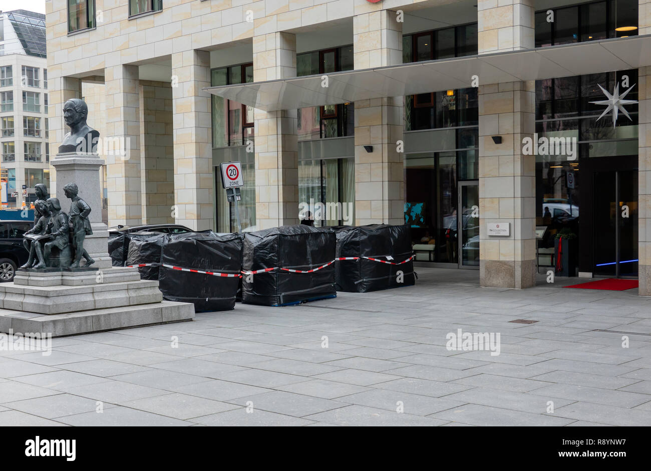 Dresde, Allemagne, le 14 décembre., 2018 : Bigpacks faite de plastique noir, rempli de pierres et de gravier, à écarter les attaques terroristes sur les visiteurs de la Banque D'Images