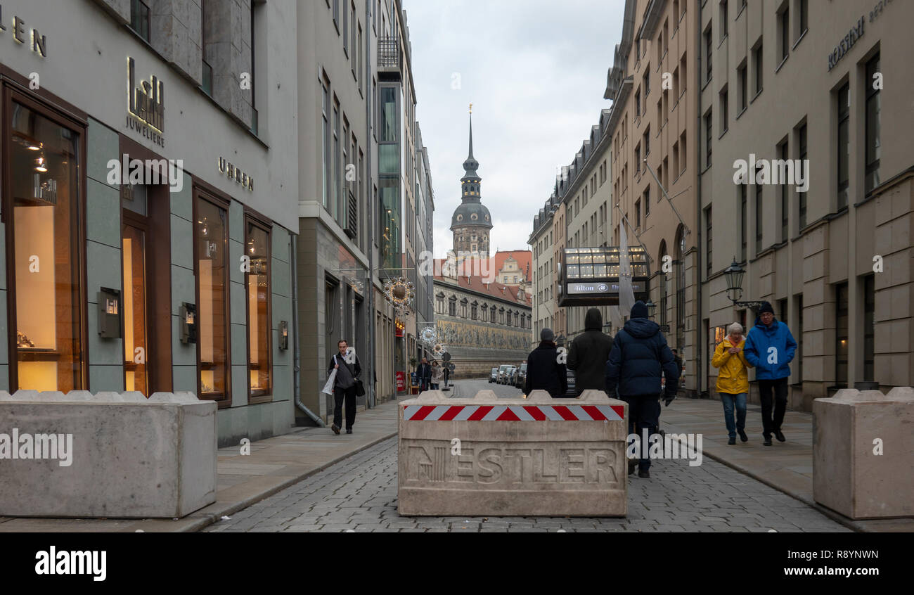 Dresde, Allemagne, le 14 décembre 2018. : Les grands blocs cubiques de béton gris clair, pour éviter les attaques terroristes sur les visiteurs de la marque Noël Banque D'Images
