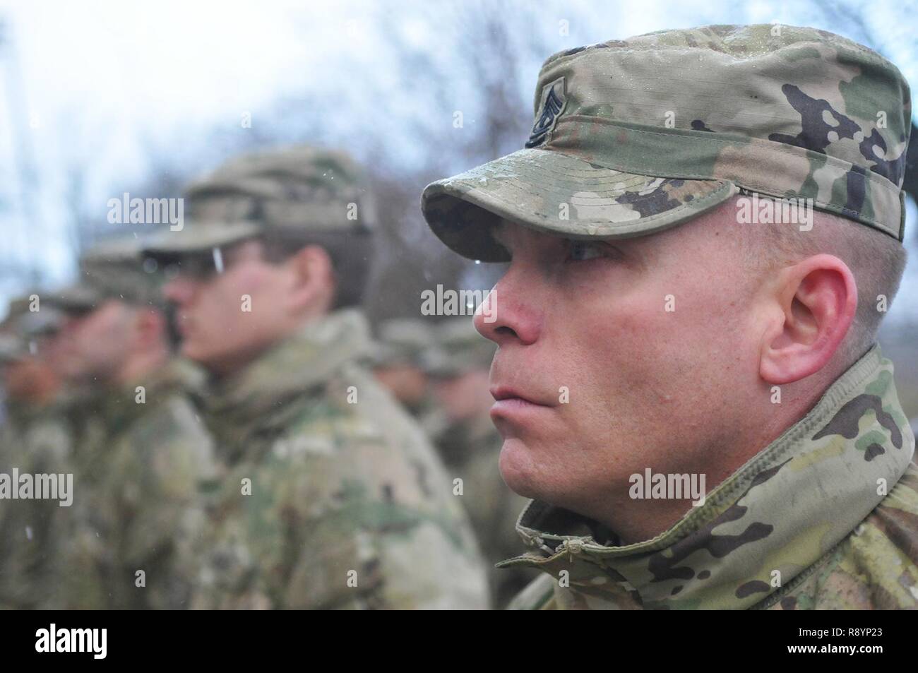 1er Sgt. Blake sage de 64e Bataillon de soutien de la Brigade Blindée, 3e Brigade Combat Team, 4e Division d'infanterie, est en formation au cours d'une cérémonie de dédicace à Mosina, Pologne, le 18 mars 2017, d'un mémorial à deux U.S. Army Air Corps Canadien bombardier B-17 de l'équipage qui ont été tués au combat durant la Seconde Guerre mondiale. Tech. Le Sgt. Leonard A. Marino et Tech. Le Sgt. John L. Sunberg a eu l'incendie d'un chasseur russe le 18 mars 1945, après avoir renfloué de leur bomber qui avaient été paralysés par la flak au cours d'une mission de bombardement des gares de triage ferroviaire à Berlin. Ils sont encore considérés comme manquants en Acti Banque D'Images