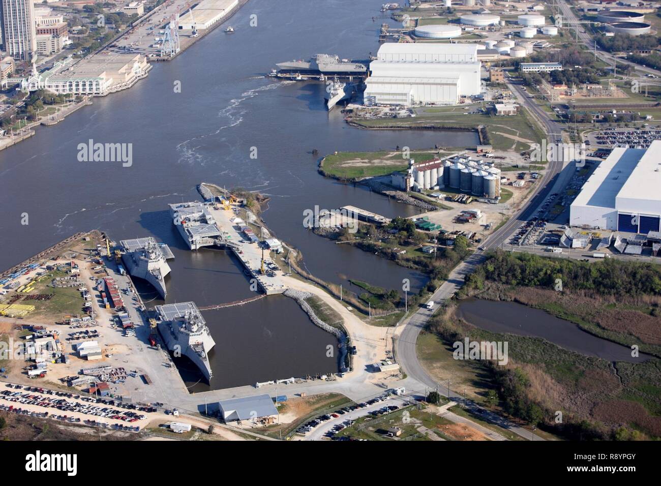 MOBILE, Alabama (16 mars 2016) vue aérienne du futur combat littoral USS Tulsa LCS (16) sur le lancement barge. Banque D'Images