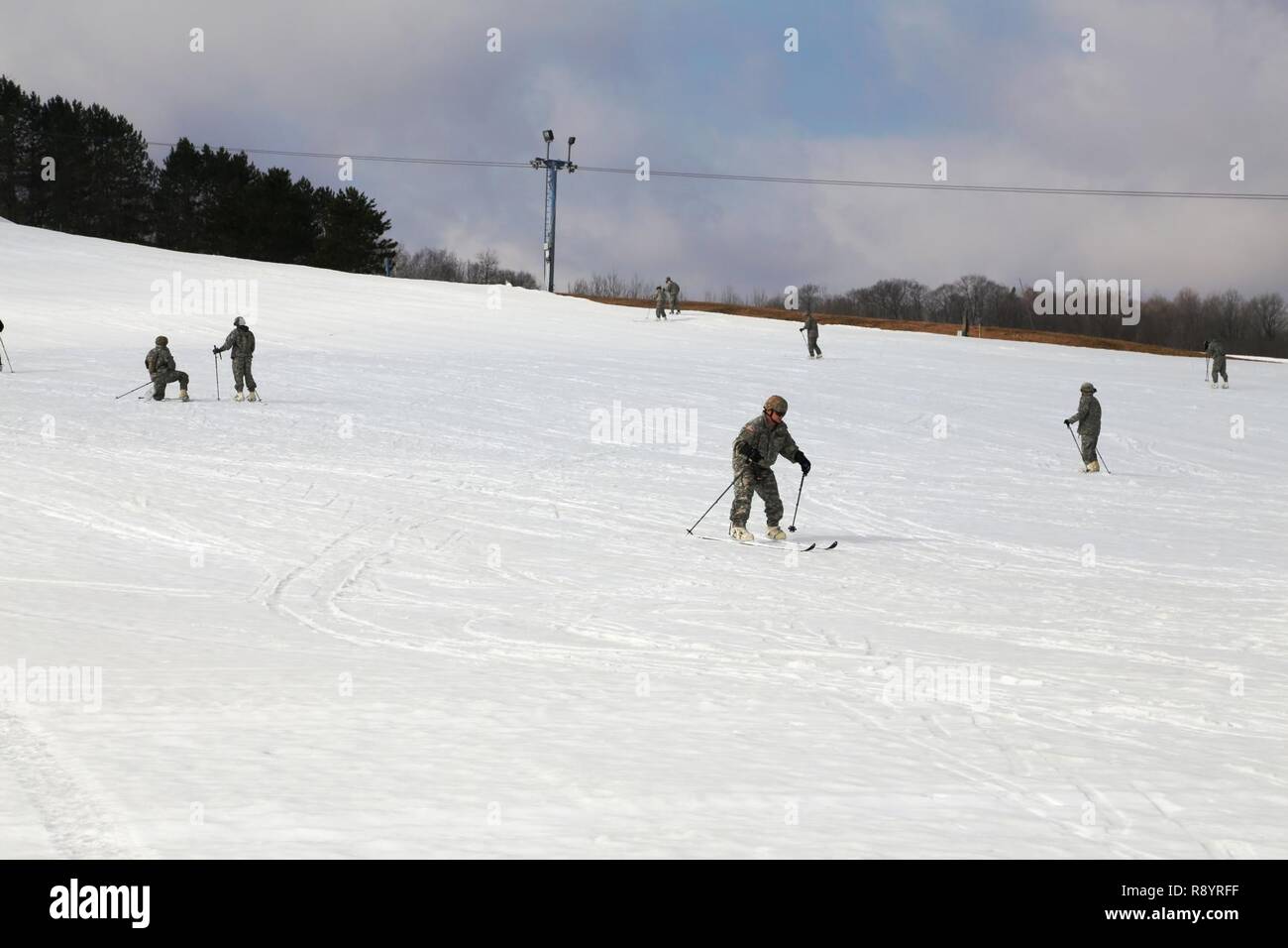 Les étudiants du cours sur les opérations par temps froid pratiquer le ski au domaine skiable de Whitetail Ridge durant la formation dans le cadre du 17 mars 2017, à Fort McCoy, Wisconsin (Etats-Unis) Cette formation fait partie de la troisième catégorie de l'aide au cours des opérations qui ont commencé en janvier 2017. Il est le premier du genre coordonné par la Direction des plans, de mobilisation, de formation et de sécurité, ou DPTMS, et comprenait la participation de soldats issus de l'échelle de l'armée. Le cours est donné par des instructeurs deux DPTMS sous contrat à l'appui. Banque D'Images