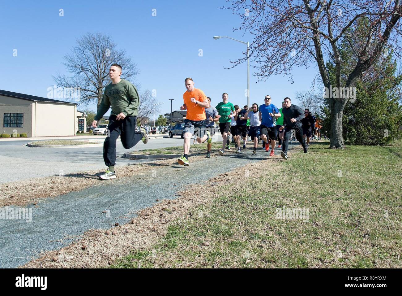 Cent quatre vingt-cinq coureurs de l'équipe Dover démarrer le 'Trèfle à Quatre Feuilles Warrior Run, le 17 mars 2017', sur la base aérienne de Dover, Delaware Les cinq kilomètres de course a commencé et s'est terminé sur la piste de course près de l'atterrissage. La course a été remporté par Tech. Le sergent Ross Krotzer 373e Escadron de formation, détachement, 3, en 19 minutes et 50 secondes. Airman Senior Tamara Gensel, 436e Escadron de soutien de la Force, de sexe féminin a été le plus rapide avec un temps de 23 minutes et 33 secondes. Banque D'Images