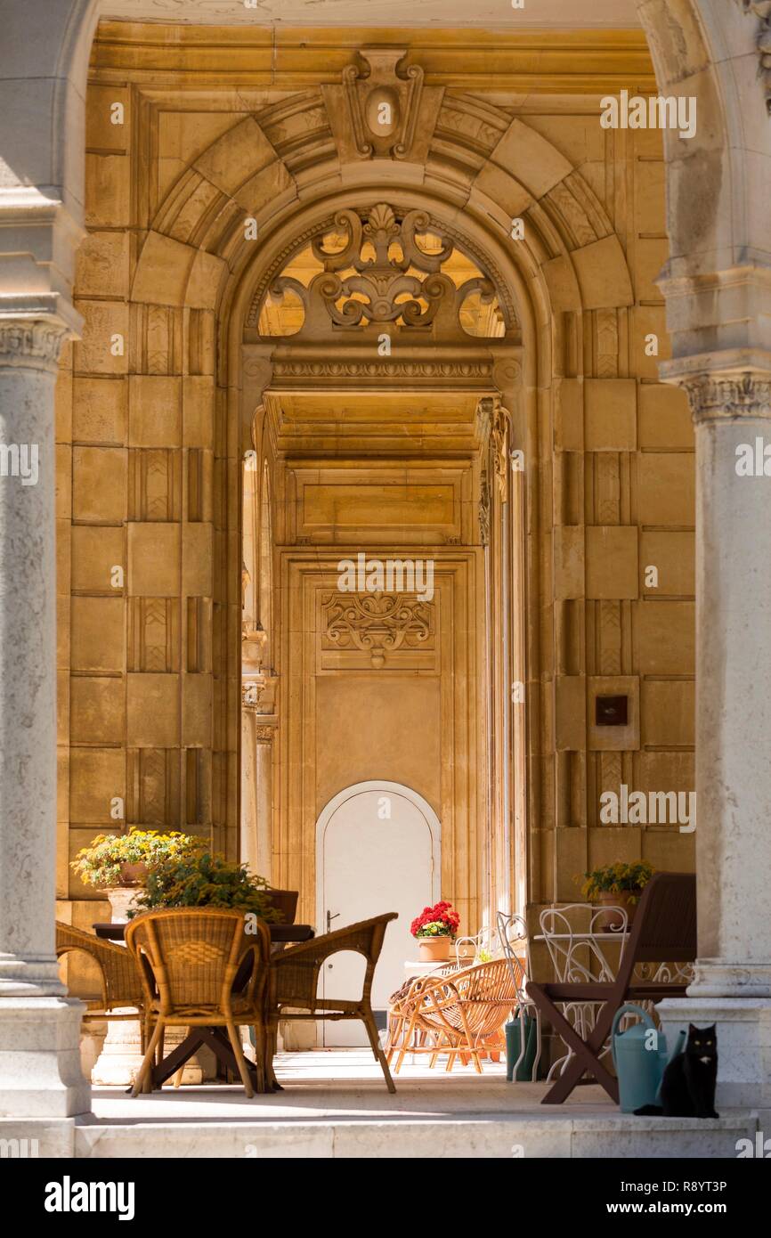 France Bouches Du Rhone La Cote Bleue Sausset Les Pins Chateau Charles Roux 19e Un Condominium Prive Photo Stock Alamy
