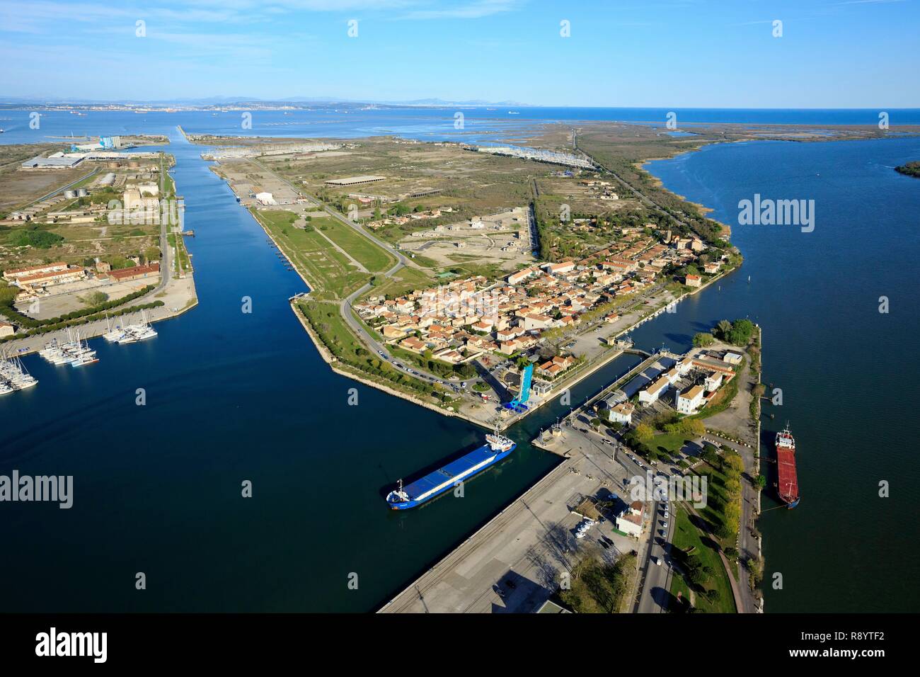 France, Bouches du Rhône, Port Saint Louis du Rhône, le Canal Saint Louis,  le Rhône à droite, la mer Méditerranée en arrière-plan (vue aérienne Photo  Stock - Alamy