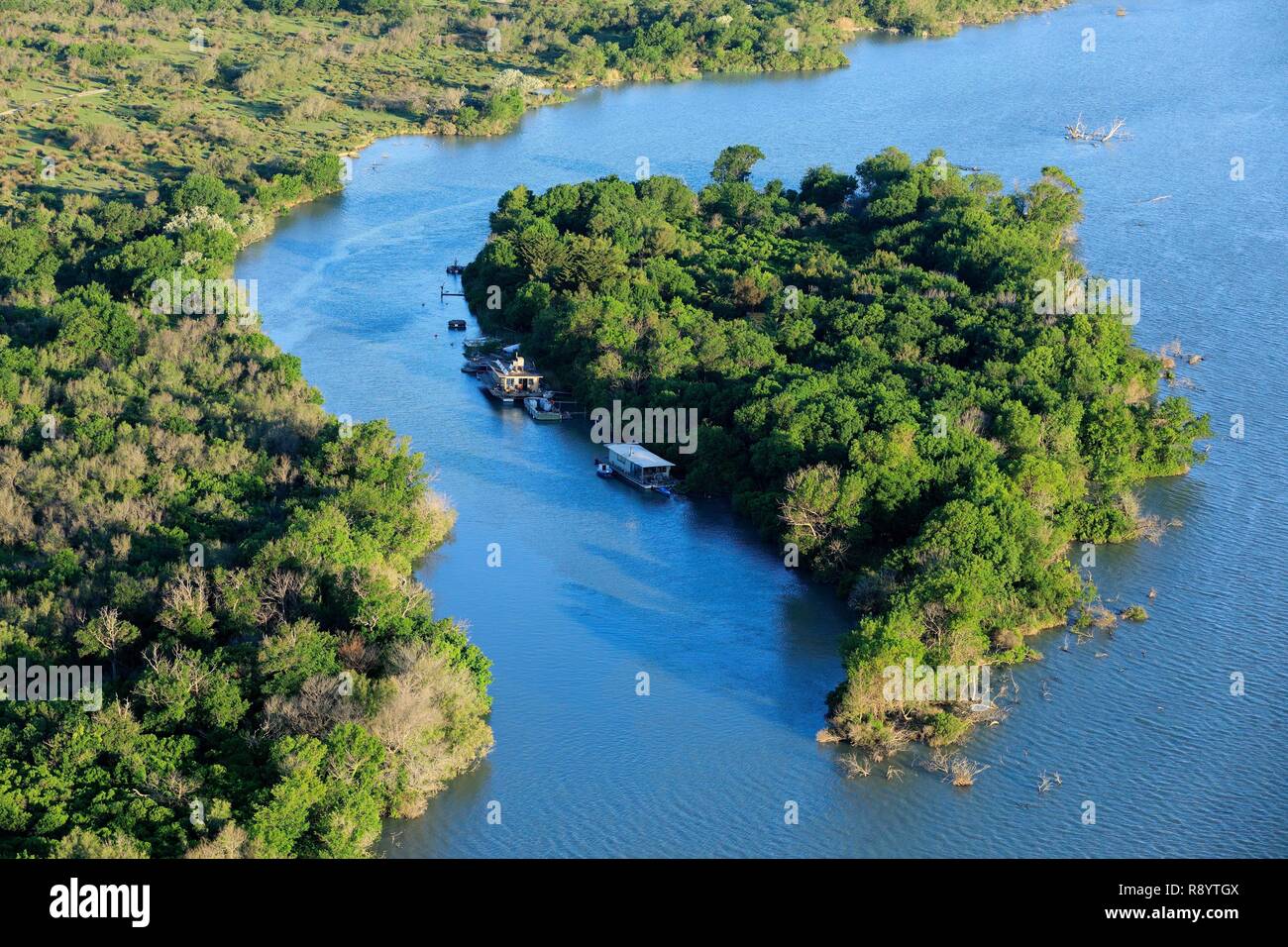 France, Bouches du Rhône, Parc Naturel Régional de Camargue, Arles, Salin de Giraud, îlot dans le Rhône, près de la digue de la palissade (vue aérienne) Banque D'Images