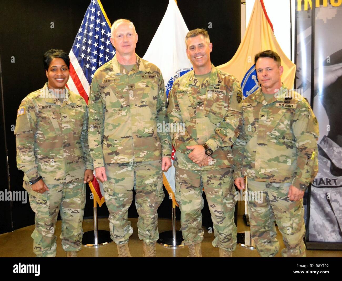 Toni A. Glover, commandant du Groupe d'appui régional 650e, Brig. Le général David E. Elwell, 311e Commandement de soutien expéditionnaire général commandant, le Colonel Chris Barra, 304th Brigade de maintien en puissance et le colonel commandant, Vince le riz, 653e RSG, commandant a effectué une formation de préparation à l'échelle commande session à la Los Alamitos Joint Forces Training Base 1-4 mars. Une formation efficace est la priorité numéro un de l'armée en temps de paix. Banque D'Images