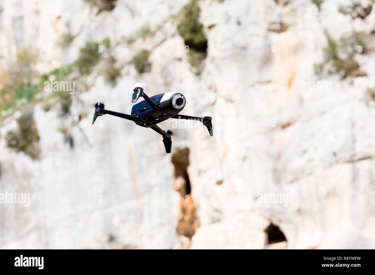 Sanilhac-Sagries (sud-est de la France) : pilote aux commandes d'un drone UAV sur le site de La Baume, dans le Gardon gorges. Banque D'Images