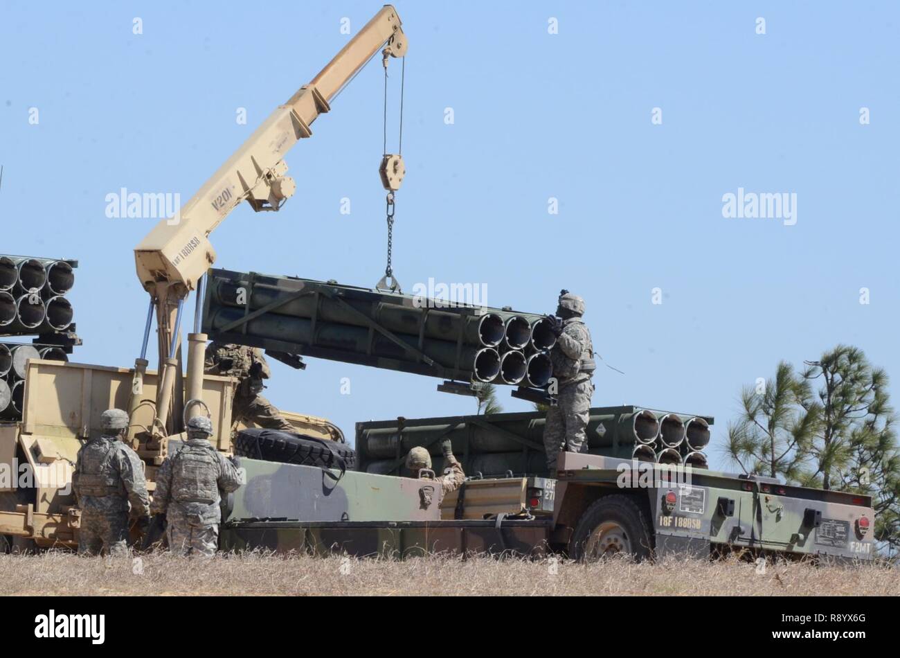 FORT Bragg, N.C. - Des soldats du 3e Bataillon du 27e Régiment d'artillerie, à charger des munitions pods sur leurs véhicules de ravitaillement (RSVs) le 16 mars. Près de 140 munitions ont été utilisées au cours de la 18e Brigade d'artillerie de campagne d'une semaine de l'opération Steel machette. Banque D'Images