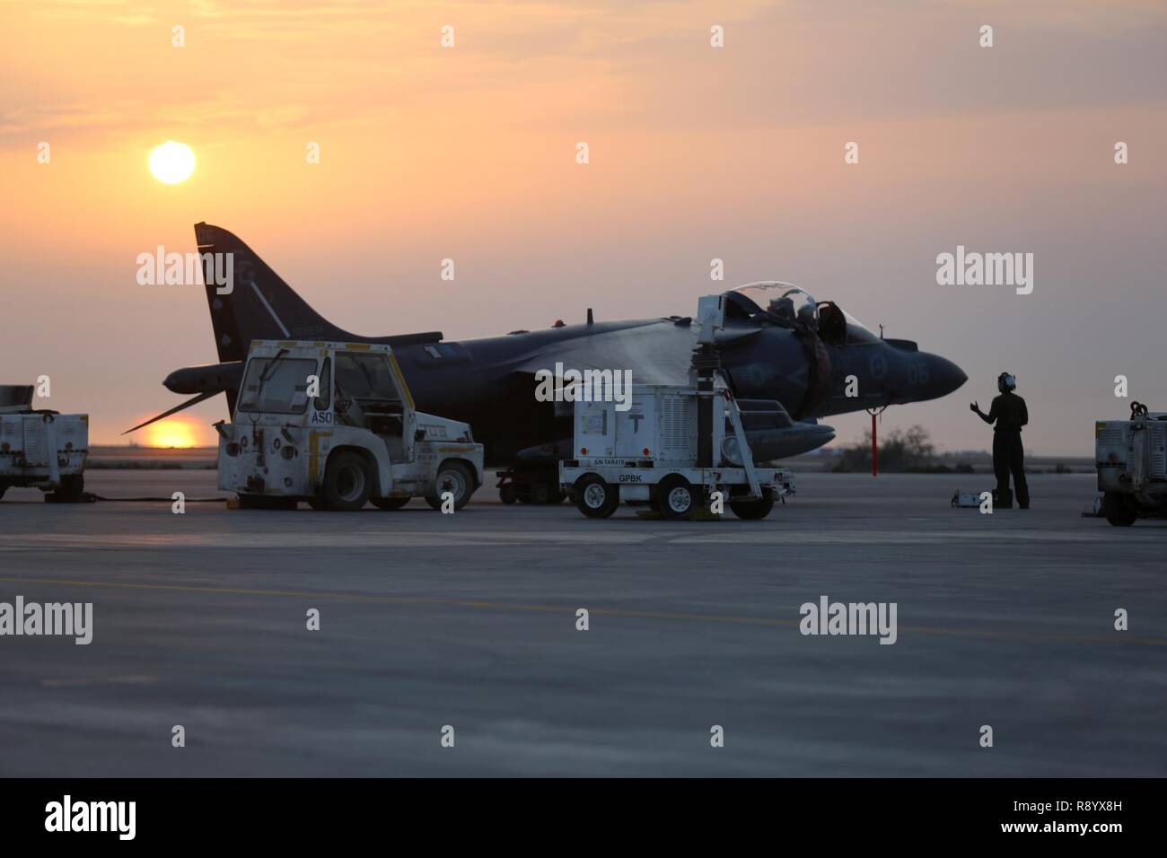 Le Corps des Marines des États-Unis. Jonathan Myrick, de Montgomery, Alabama, effectue des contrôles de maintenance électrique avec le Sgt. Levi Torres de Shepheard, Texas, techniciens en avionique déployées à l'appui de la Force opérationnelle interarmées - Fonctionnement résoudre inhérent, affecté à l'Escadron 231 attaque Marine, Marine à des fins spéciales Les Force-Crisis Response-Central Tâche Commande, 2 mars, 2017. SPMAGTF-CR-CC poursuit son engagement à soutenir l'insertion par l'emploi de l'USCENTCOM et de missions d'attaque air cinétique, la coopération en matière de sécurité et de réponse aux crises d'actif au sein de la région. Les GFIM-OIR est le C Banque D'Images