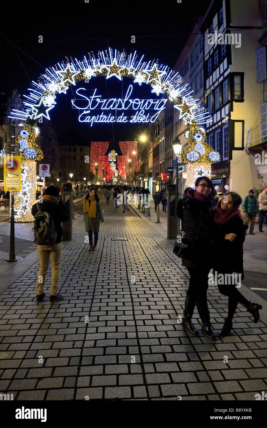 La France, Bas Rhin, Strasbourg, vieille ville classée au Patrimoine Mondial de l'UNESCO, porte d'entrée de la capitale de Noël en rue Vieux Marché aux Poissons Banque D'Images