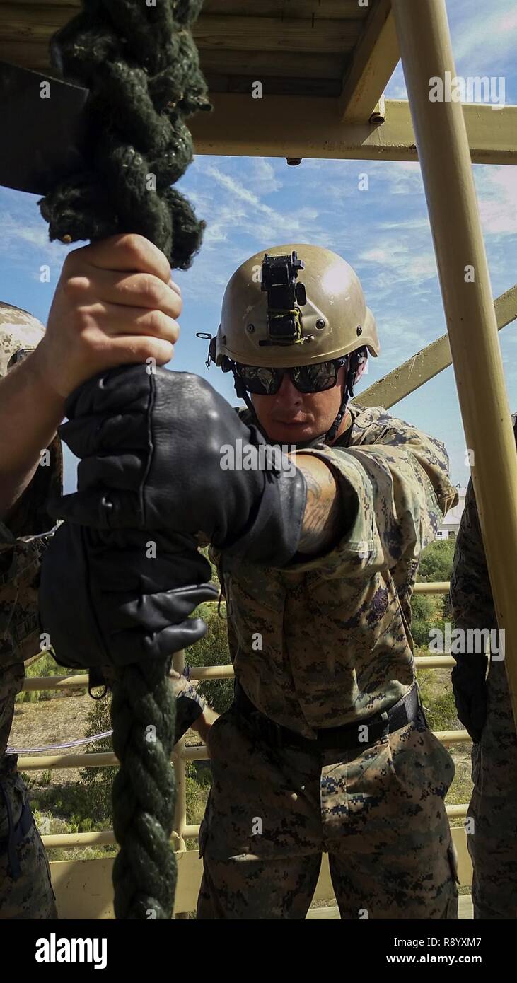 Le sergent David C. Jones, un membre de l'équipe de neutralisation électronique attribué à but spécial Groupe Force-Crisis Response-Africa air-sol marin de combat au sol, l'élément se prépare à descendre une ligne de corde sur la base aéronavale de Rota, Espagne, le 18 avril 2017. SPMAGTF-CR-AF déployés pour mener limited la réponse aux crises et les opérations de sécurité de théâtre en Europe et en Afrique du Nord. Banque D'Images