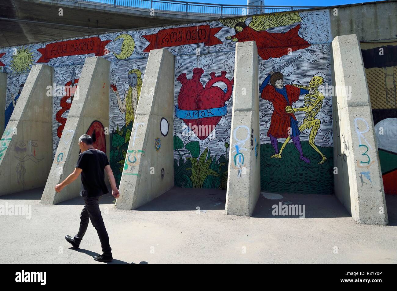 La Géorgie, Tbilissi, passage sous les voies rapides avec des murs couverts de graffitis Banque D'Images