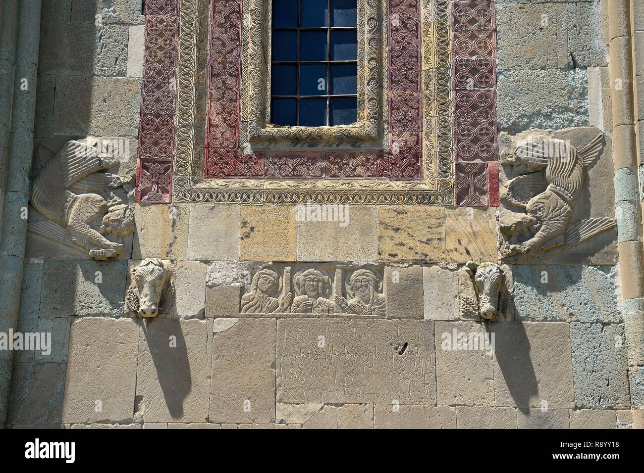 La Géorgie Mtskheta, Mtianeti région, Mtskheta, cathédrale de Svetitskhoveli, inscrite au Patrimoine Mondial de l'UNESCO, bas-reliefs de la façade de l'Est Banque D'Images